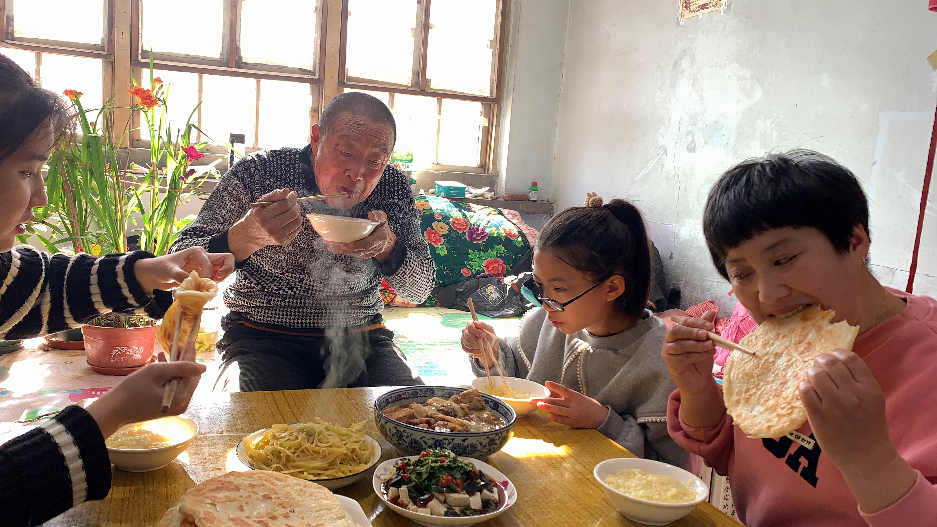 过年大鱼大肉吃腻了,做点素的,炖冻豆腐,烙大饼,好吃下饭