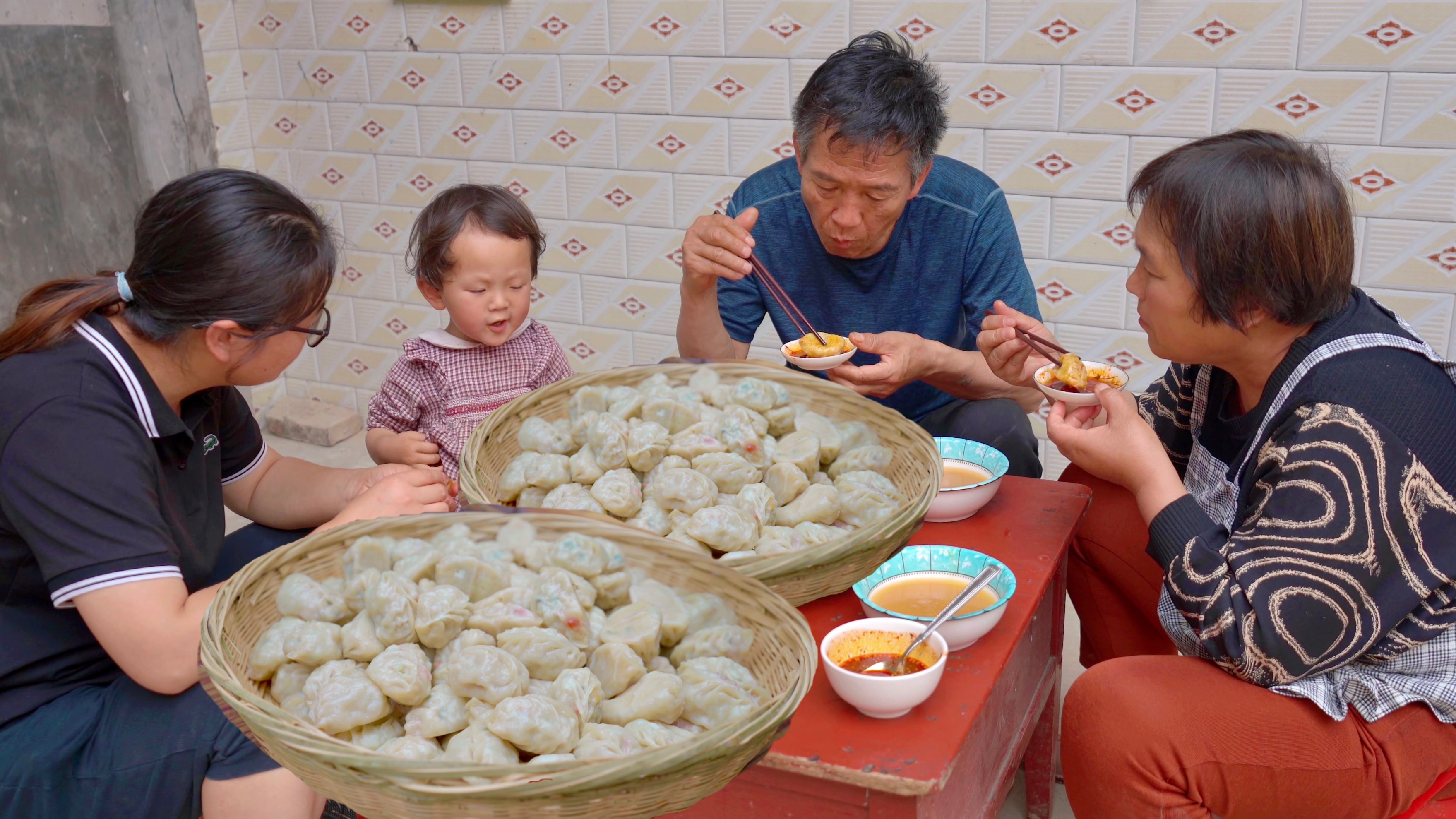 砍几个花菜，蒸一锅花菜大肉蒸饺，蘸上辣椒油吃太香了！
