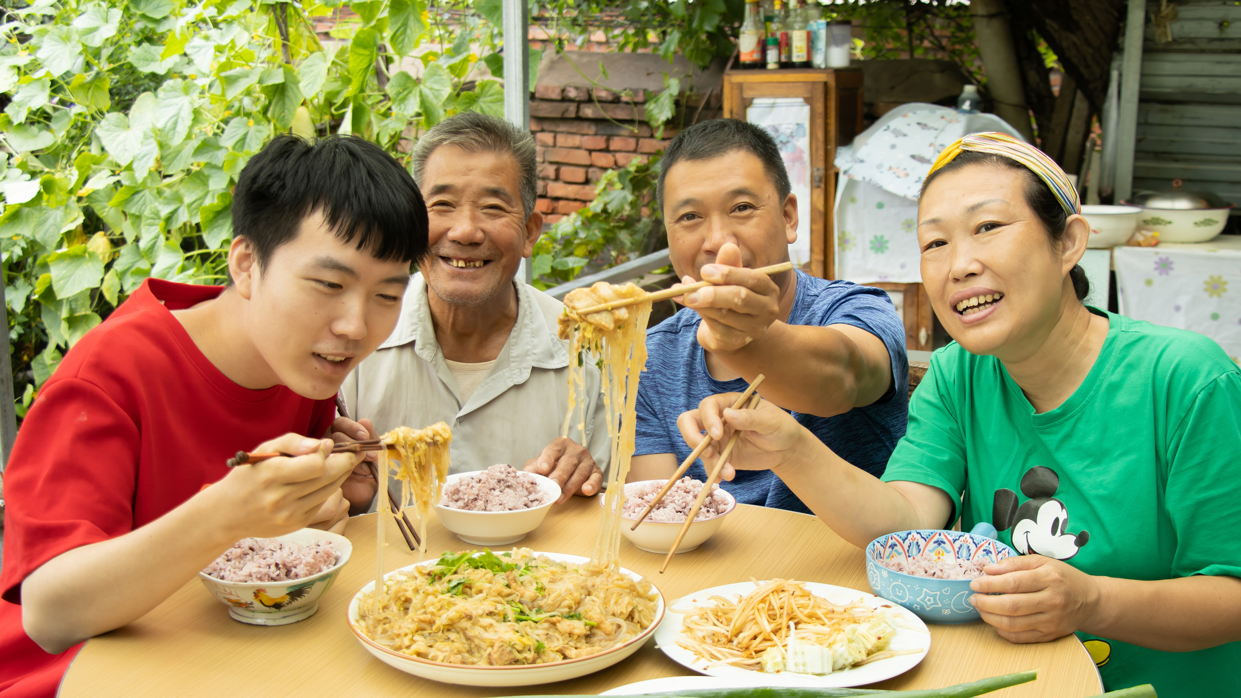 早起给家人做酸菜炒粉,放上五花肉,开胃又下饭,老爸直夸愉作
