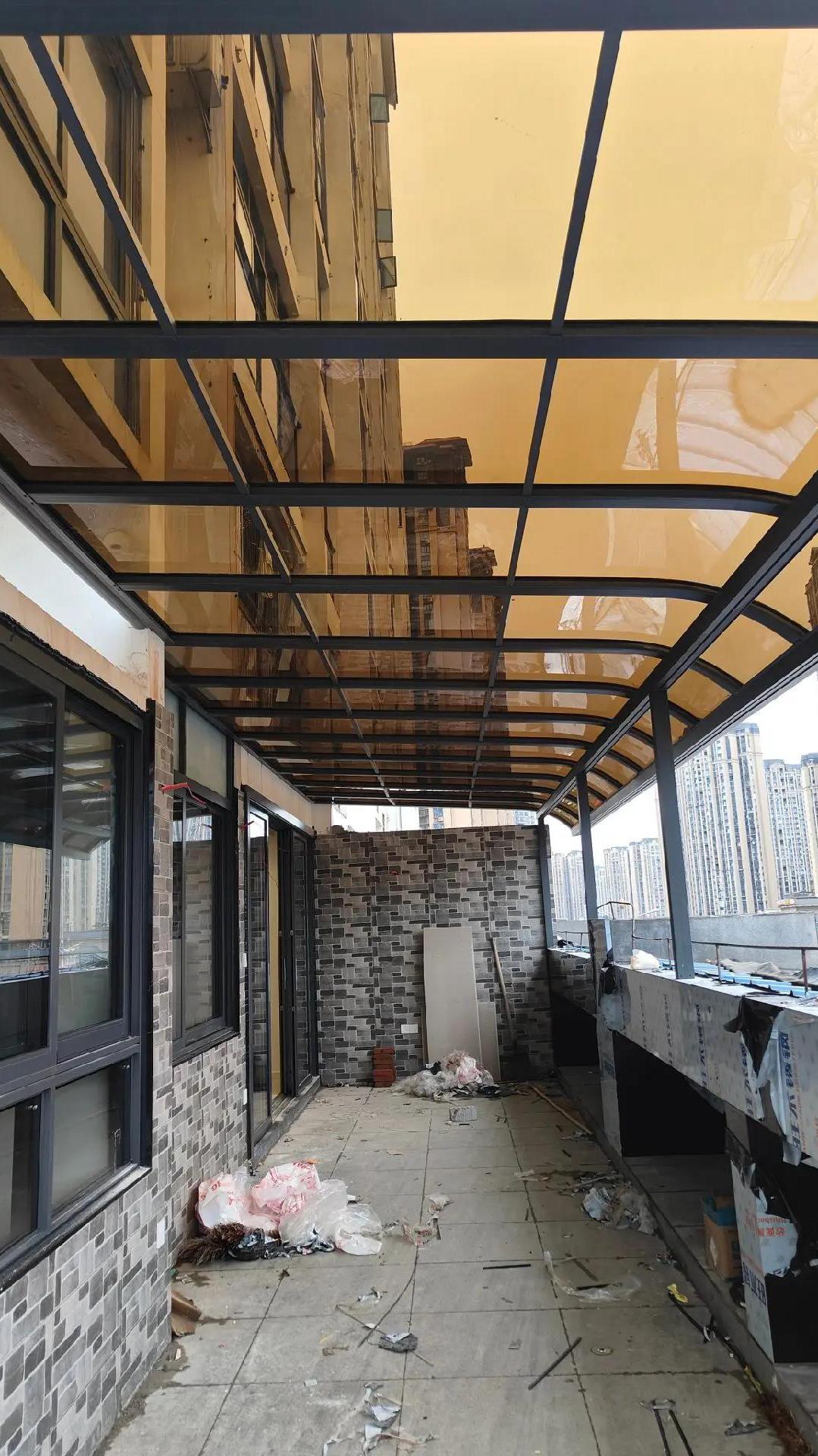 就是这种铝合金雨棚,采用的是进口耐力板,比玻璃隔热-度小视