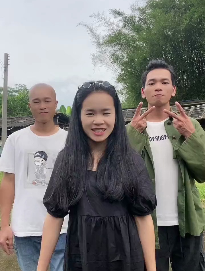 农村小翠花 出门的时候需要这样的保镖吗?