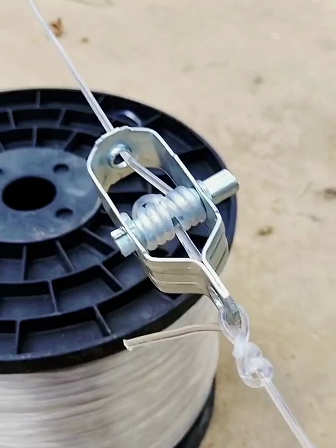 搭建大棚时,钢丝铁丝原来是这样拉直的!学会了,你也可以!