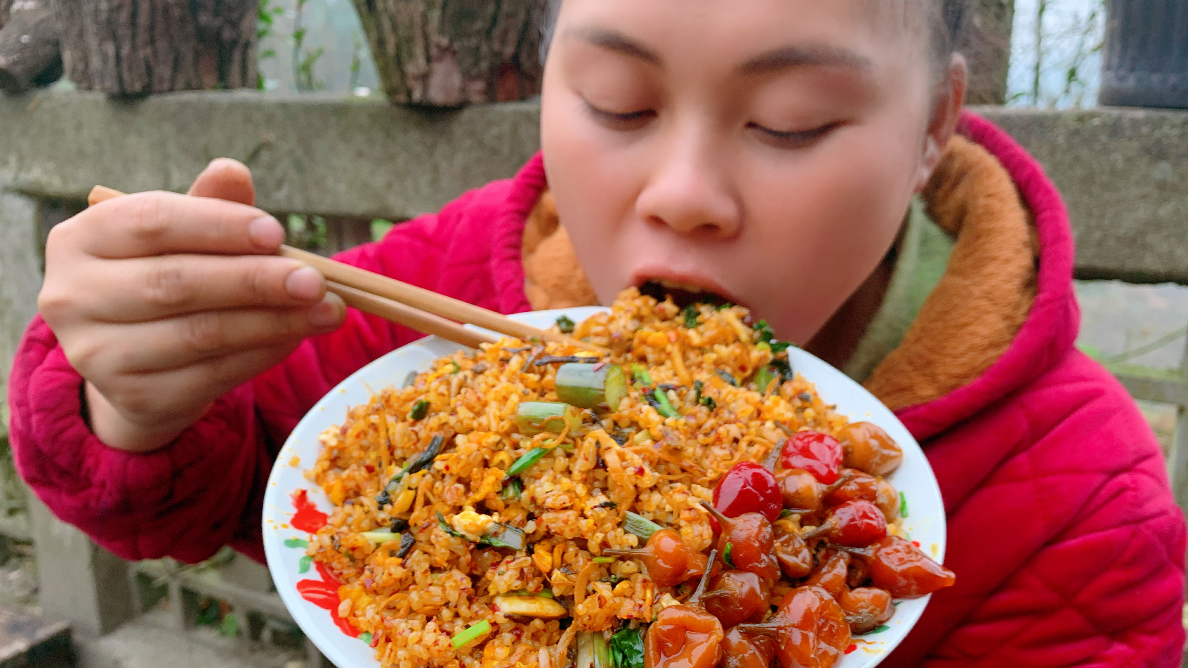 降温了要下雪,做个酸菜辣椒饭,配上泡椒又香又辣吃了一大盘过瘾