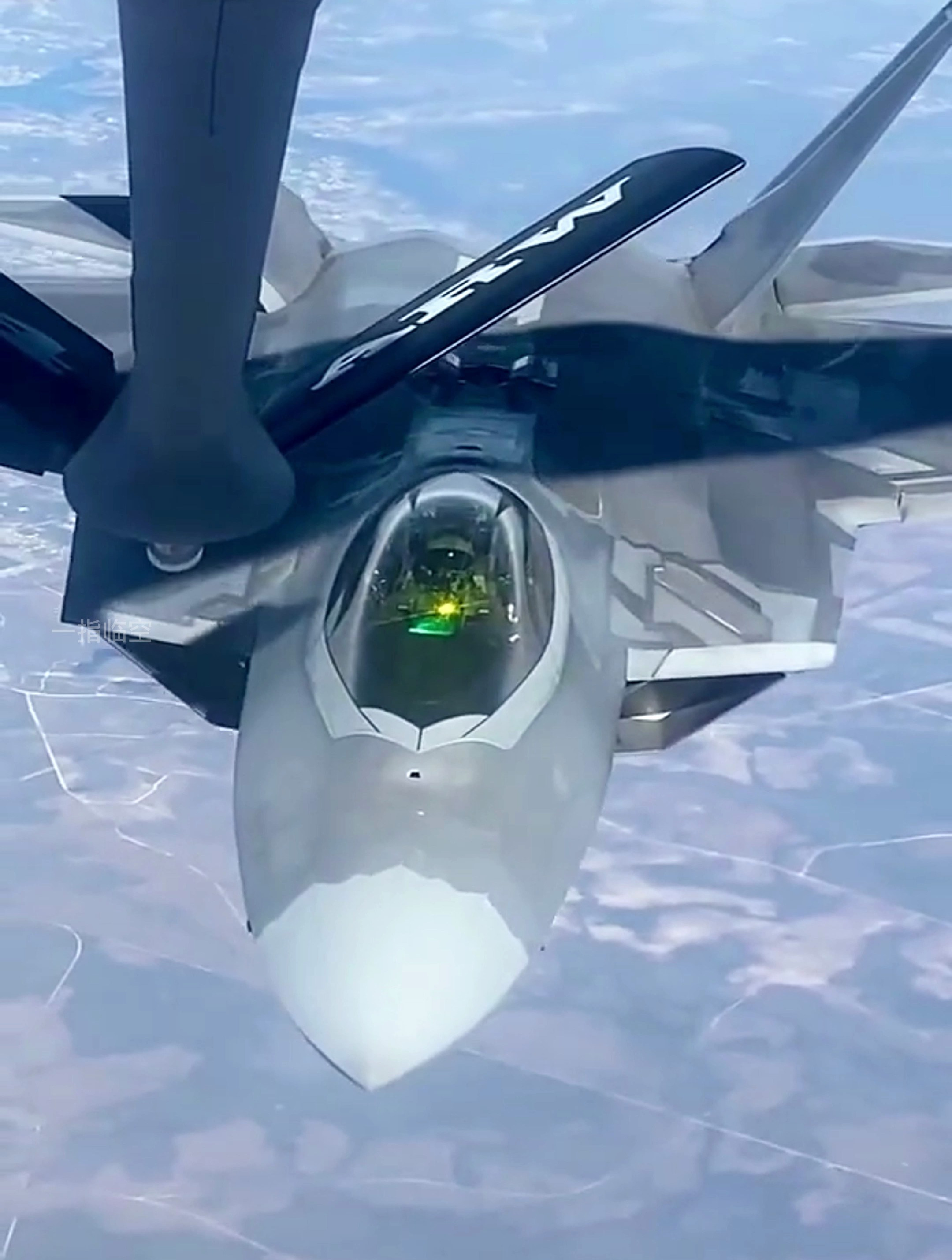 f22猛禽空中加油画面特写