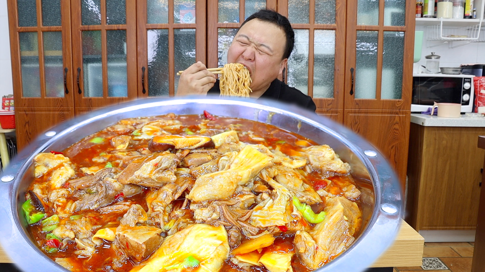 岳父送来点牛肉，简单做牛肉打卤面，肉质嫩滑软糯，大口吃到过瘾