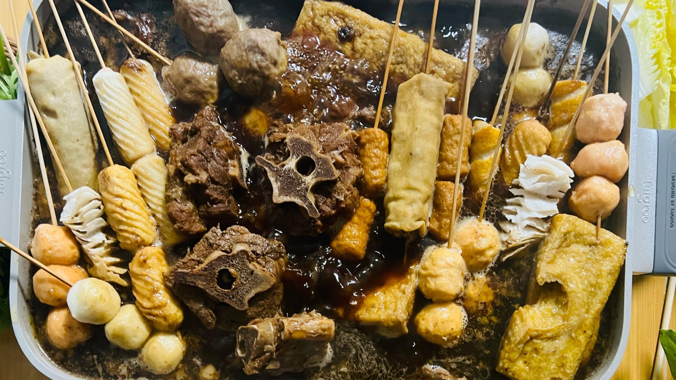 寒冷的天气最适合来一锅热热乎乎的羊蝎子再配上串串和蔬菜,完美