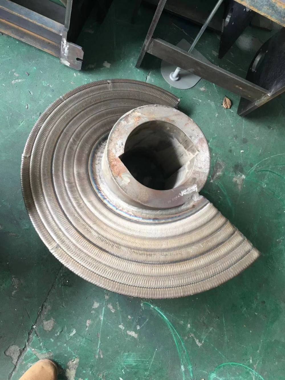 砖机螺旋铰刀堆焊碳化钨耐磨合金