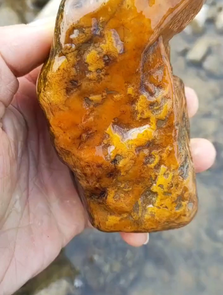 主要成分是透闪石,内含角闪石,阳起石等多矿物集合体-度小视