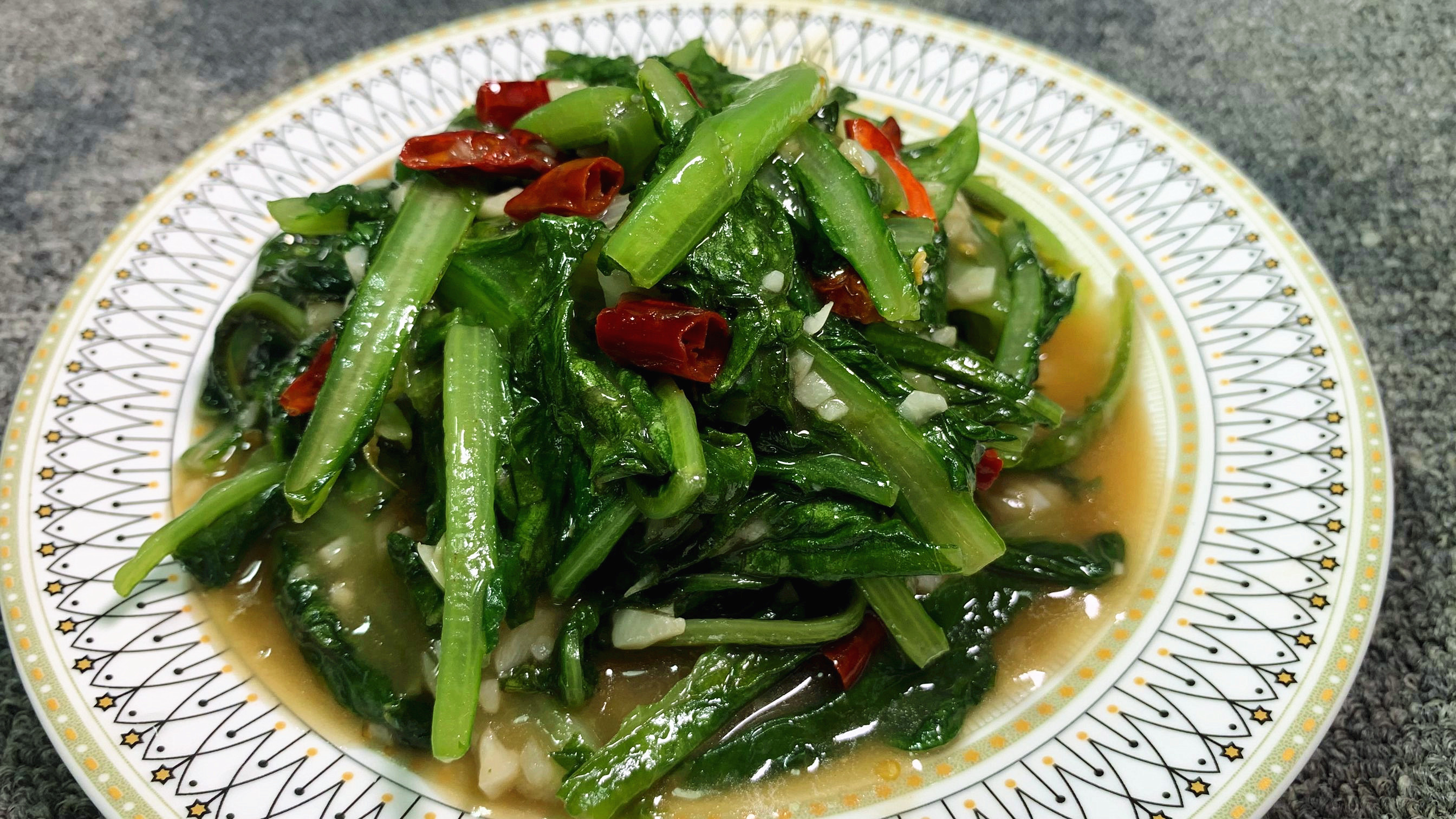 炒油麦菜时,直接下锅炒是大错,教你正确做法,爽脆好吃不出水