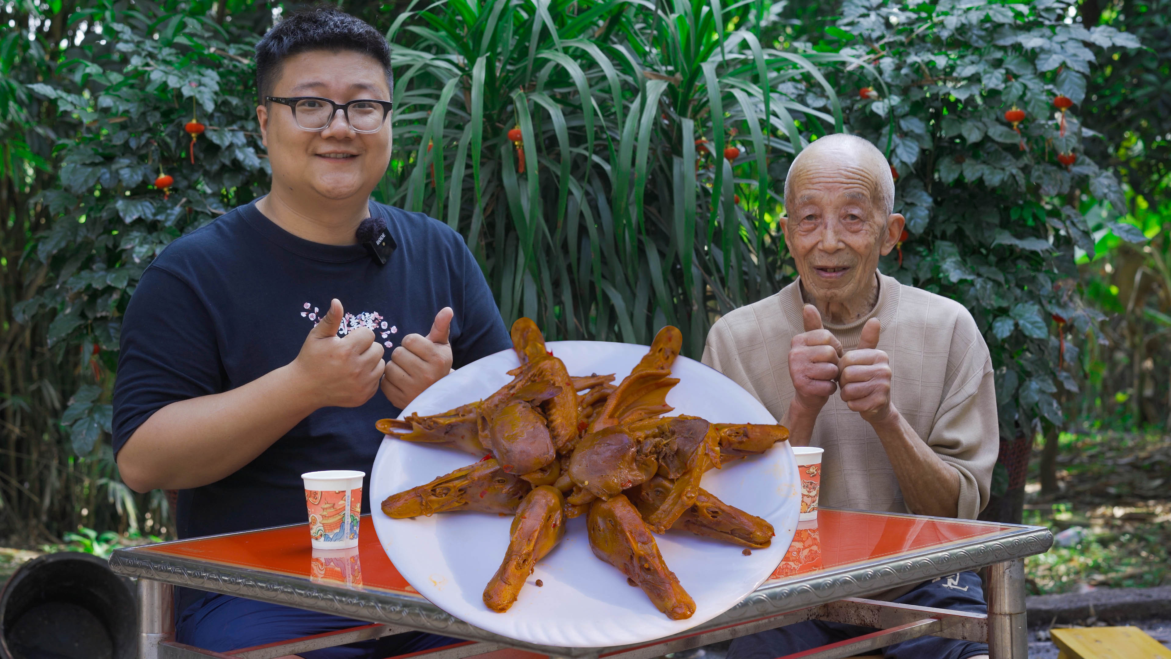 天气热了,吃凉菜的时候到了,阿米做“卤货拼盘”色泽红亮,巴适