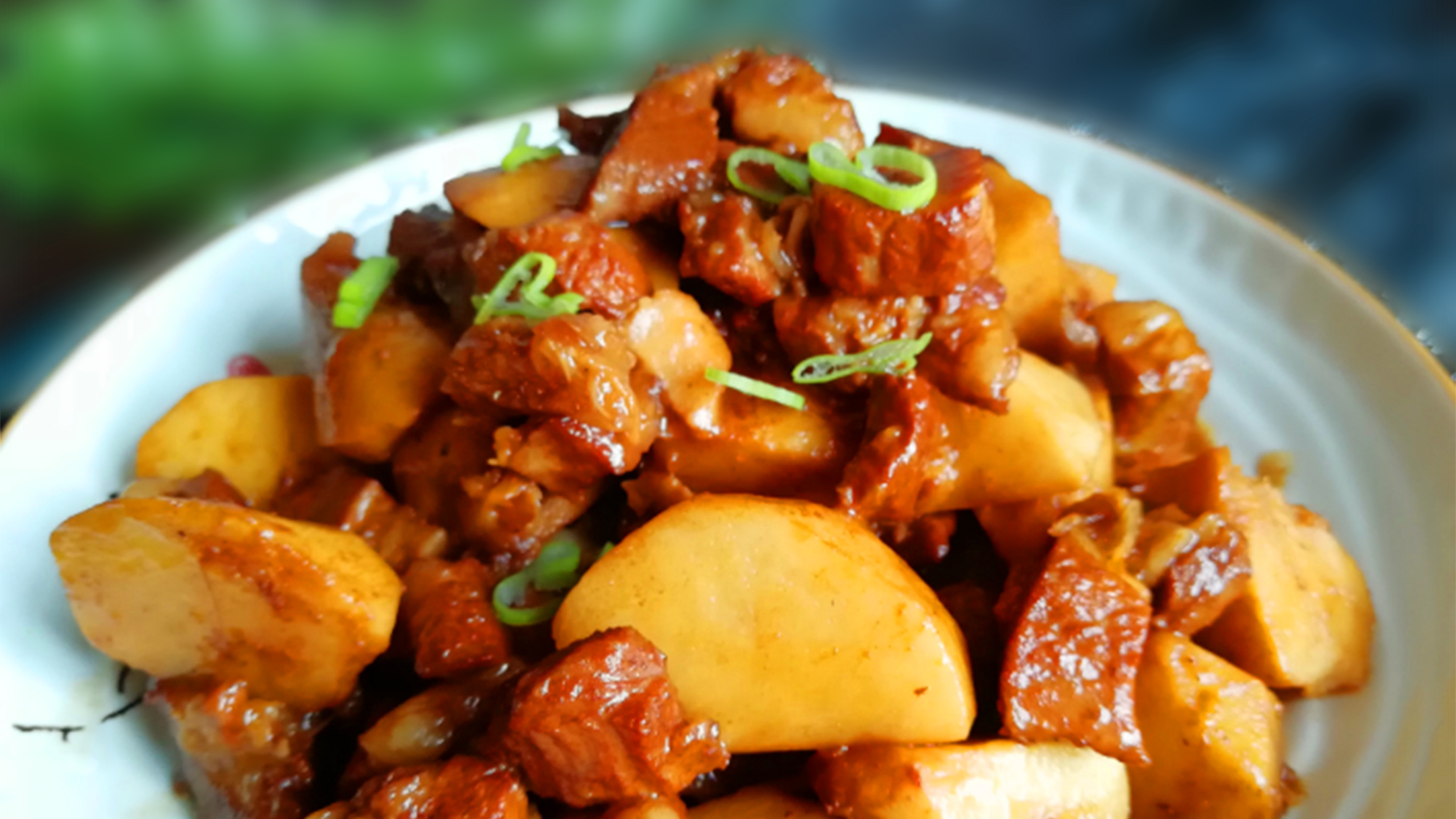 芋头焖鸡,鸡肉鲜嫩,营养美味,吃了还想吃