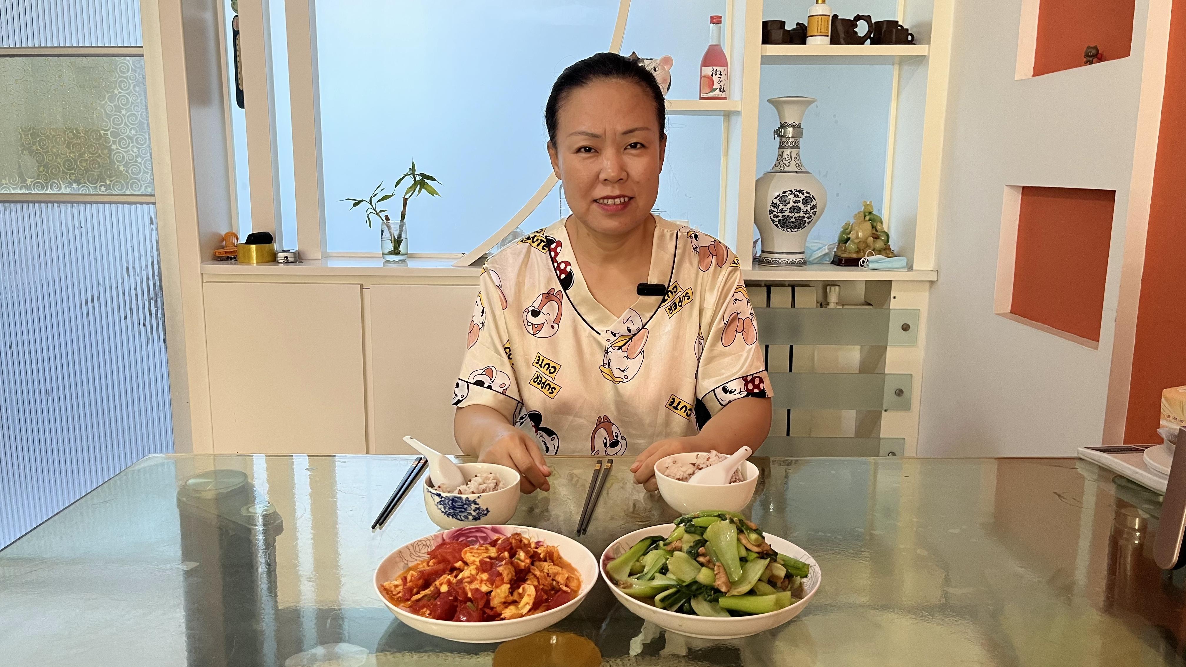 今天做了个西红柿炒鸡蛋和鸡胸肉炒小油菜,减脂好吃又下饭