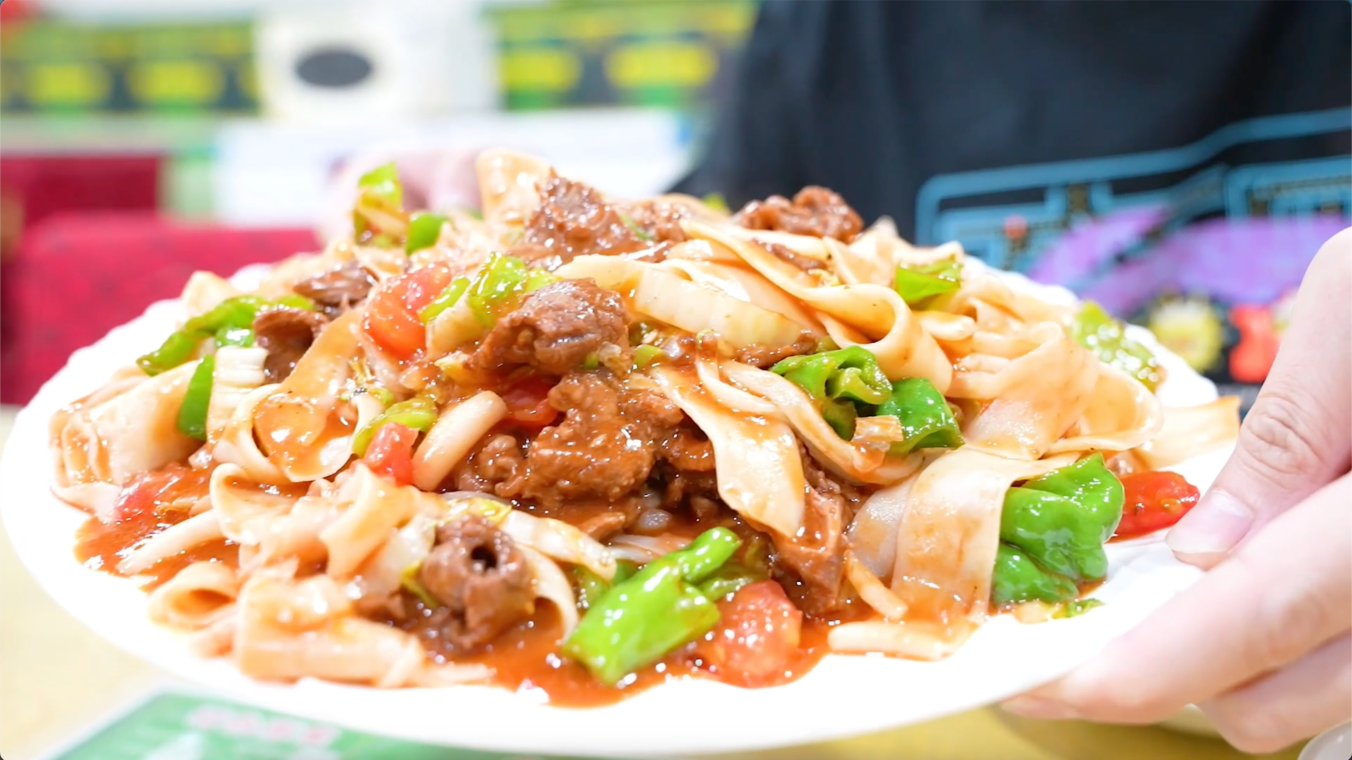 新疆昌吉特色美食爆炒皮带面28元满满一盘，裹满汤汁看着就好吃