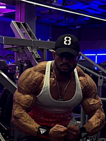 这哥们会不会爆血管啊青筋凸起怪吓人的肌肉男