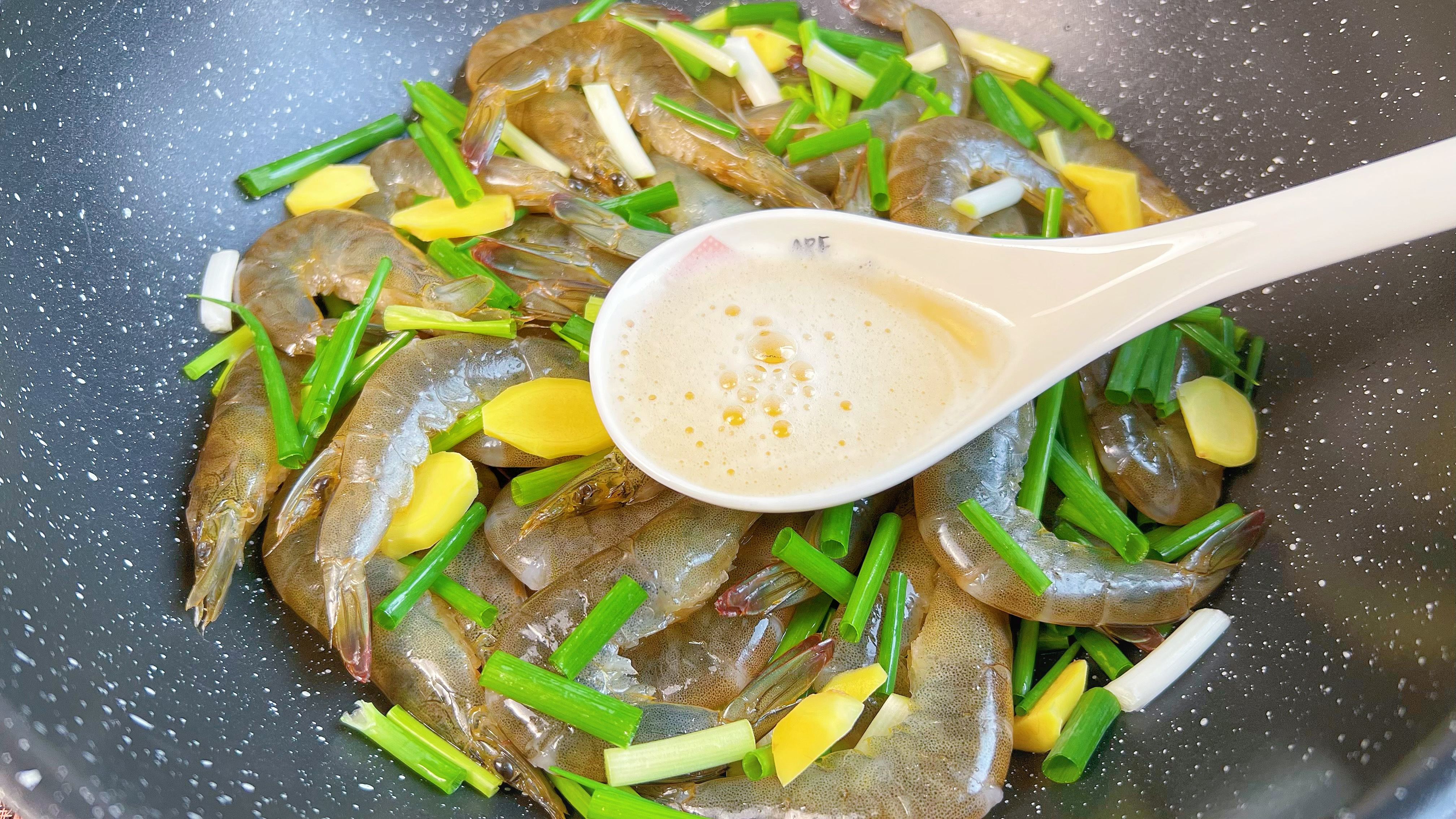 煮大虾时，千万不要直接加水煮，教你正确做法，虾肉鲜嫩入口即化