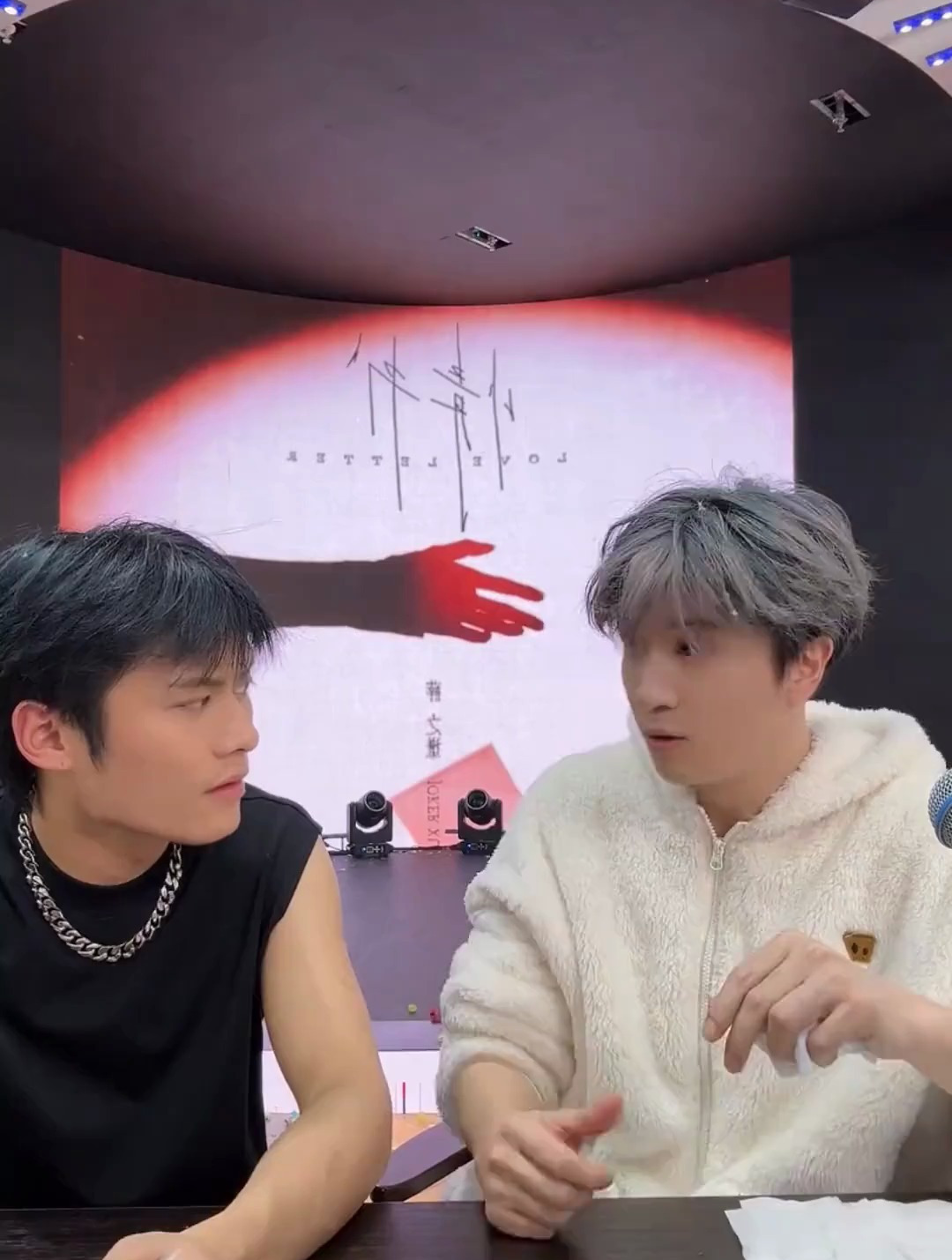 谁也没想到薛之谦跟小杨哥坐在一起时这种场面