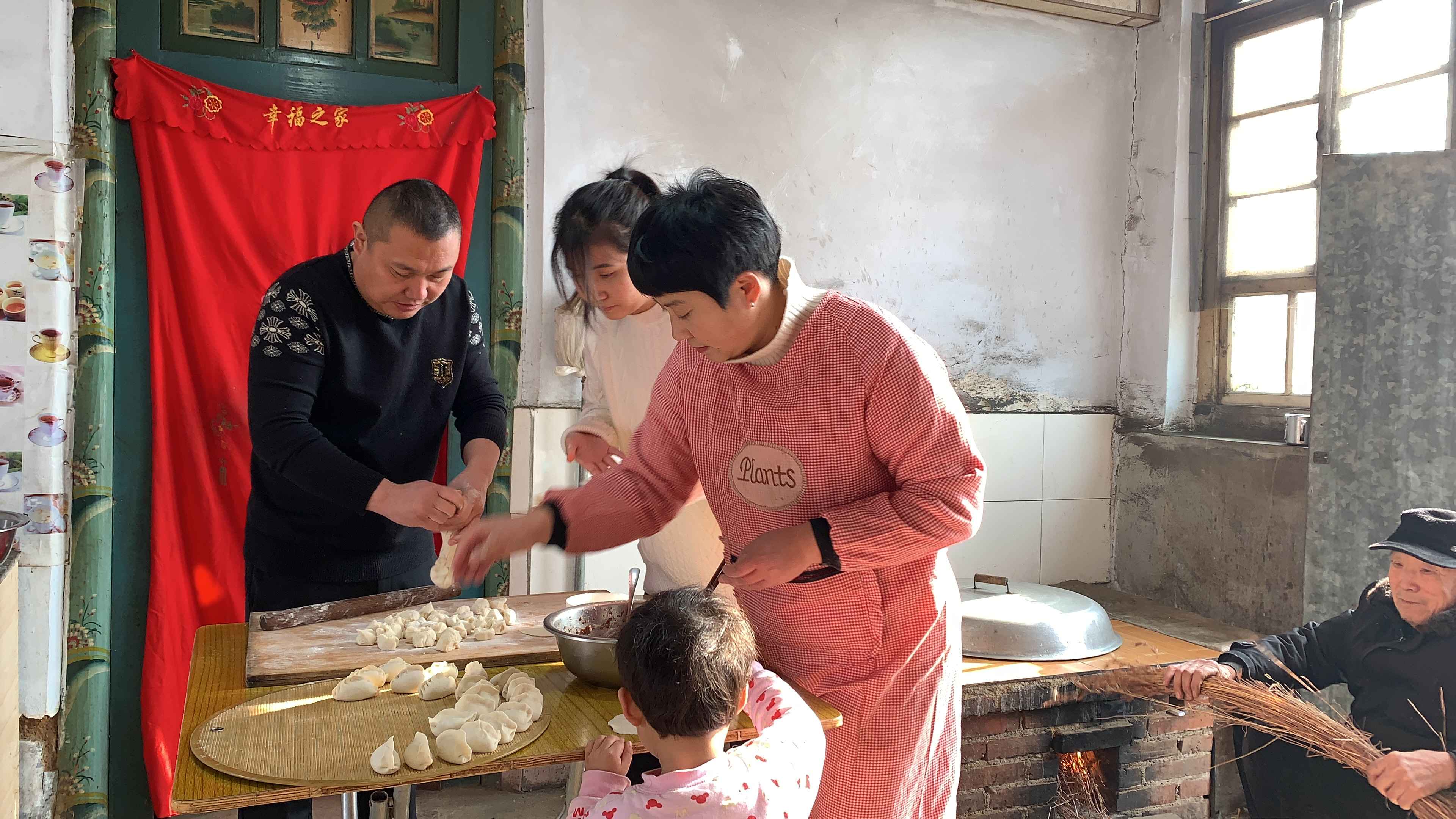 看我做什么馅的饺子，全家齐动手，皮薄馅大，一口一个吃美了