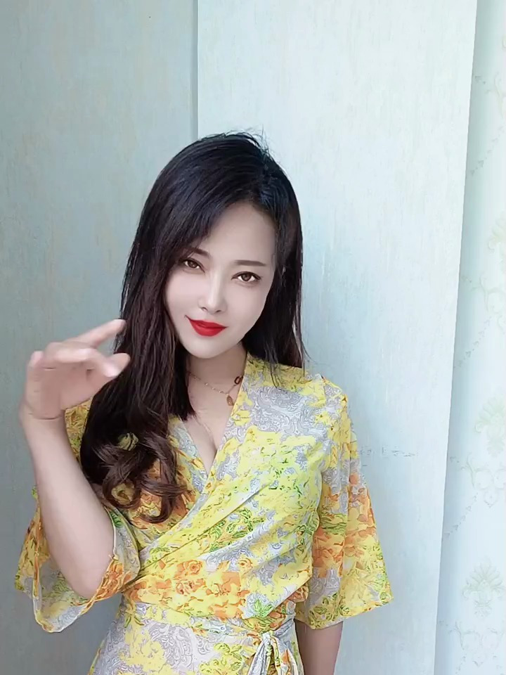 美女少妇穿上黄色战袍,风情万种,美艳动人,尽显身材曲线-度小视