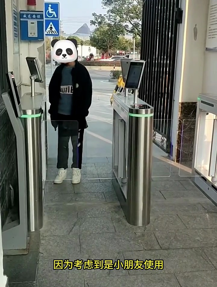 校园人行通道摆闸搭配智能云人脸识别系统
