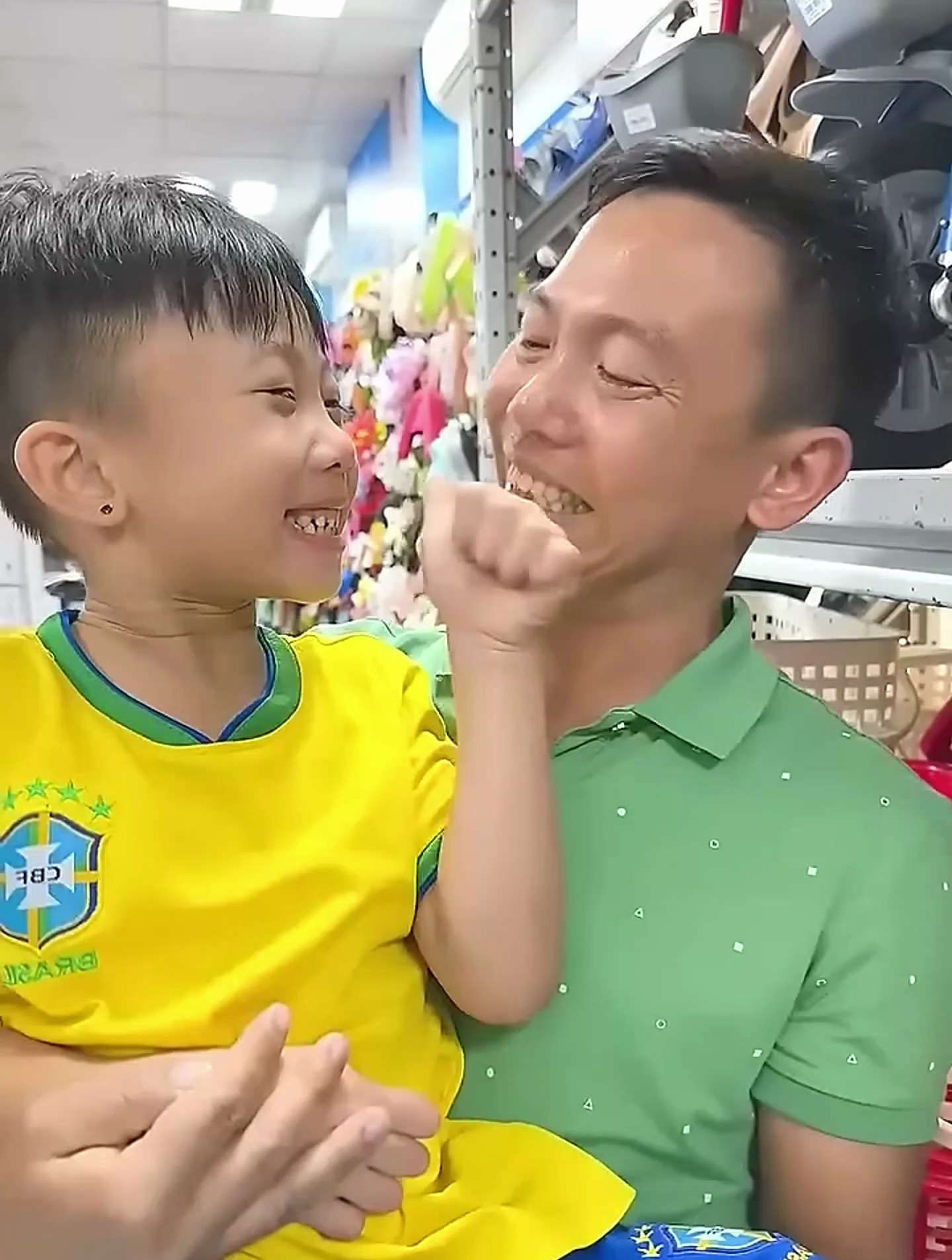 搞笑萌娃:男孩在超市里大便