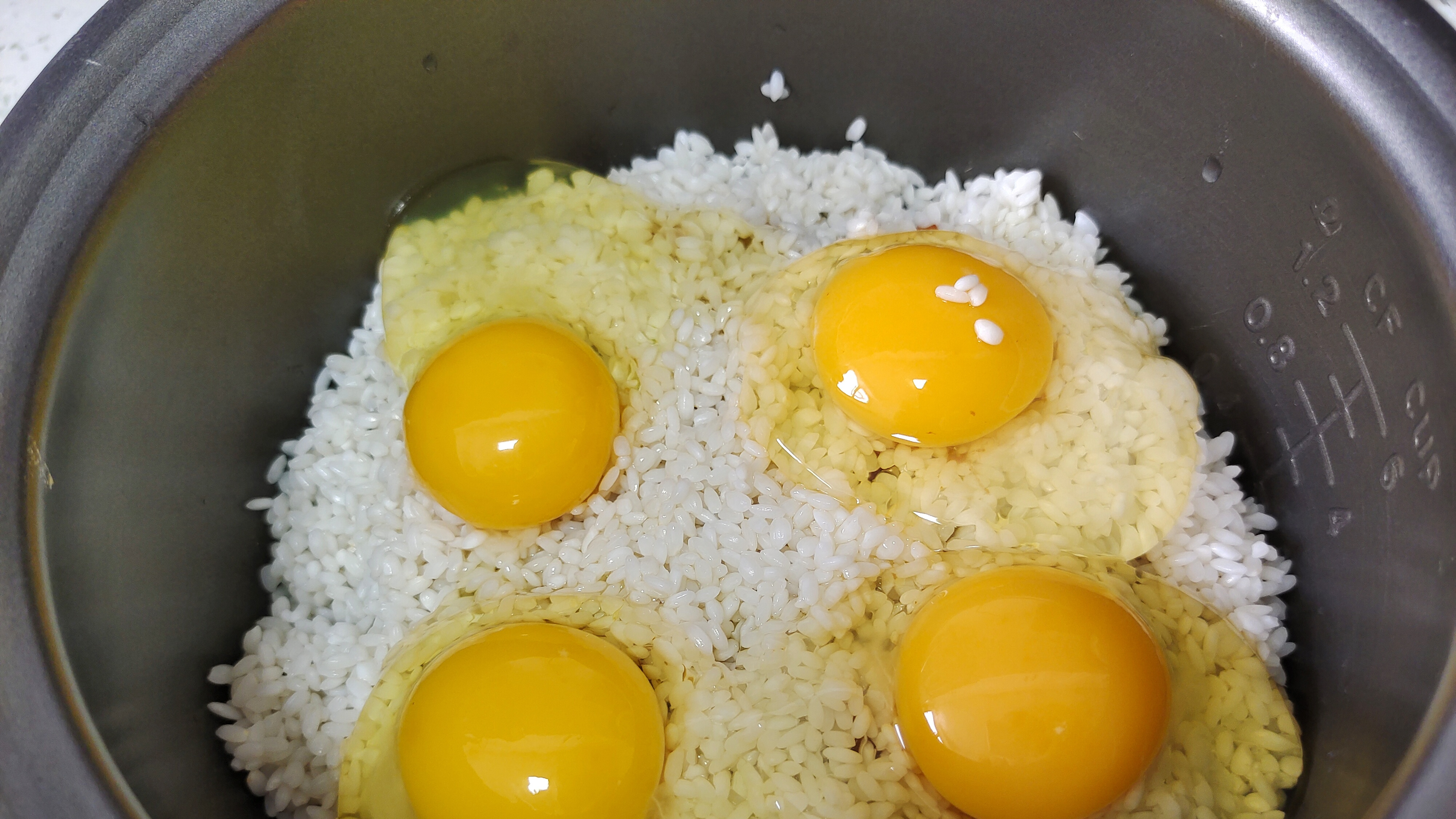 糯米里加4个鸡蛋,我家每年端午节都这样吃,鲜香软糯,比粽子香