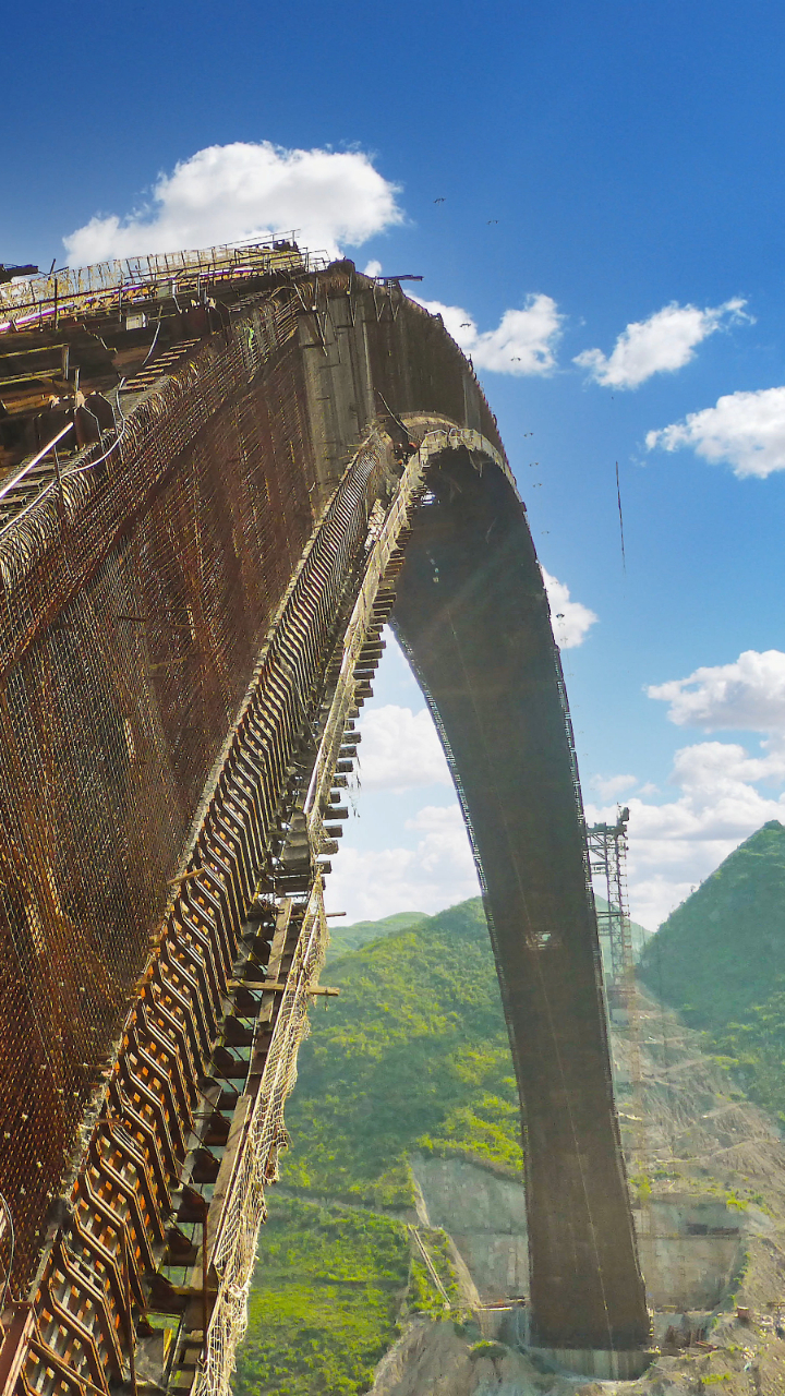 目前世界最大跨度445米的钢筋混凝土拱桥:沪昆高铁北盘江特大桥-度小
