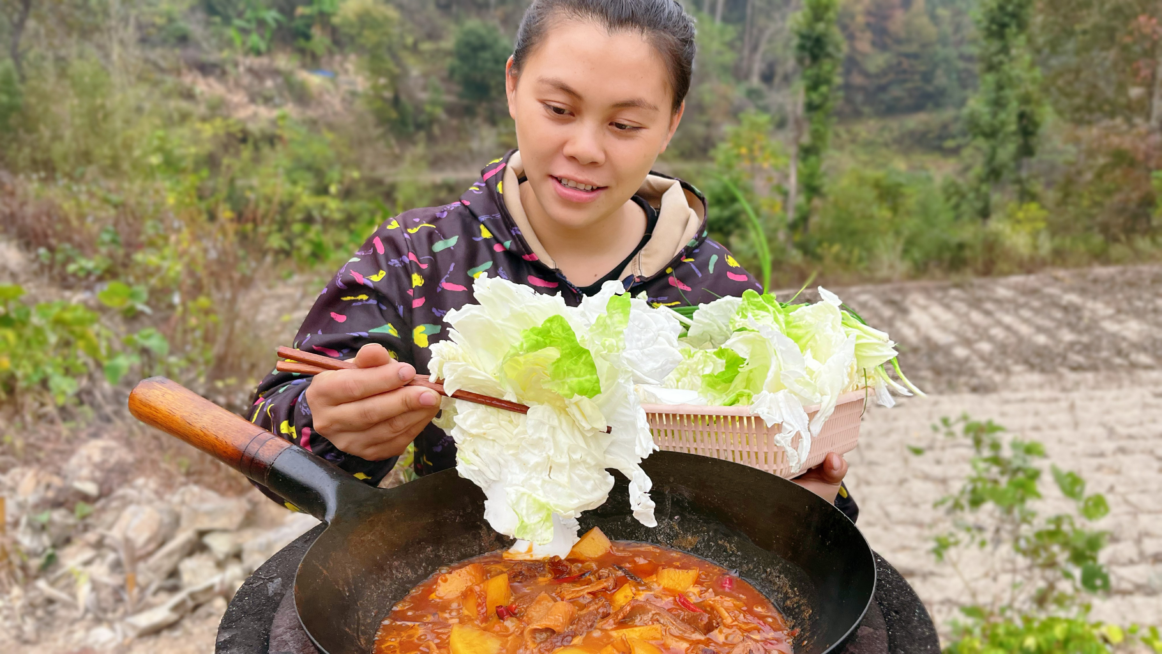 欧妹买一块牛腩,加堆辣椒做个酸辣火锅,配上白菜和葱吃着真过瘾