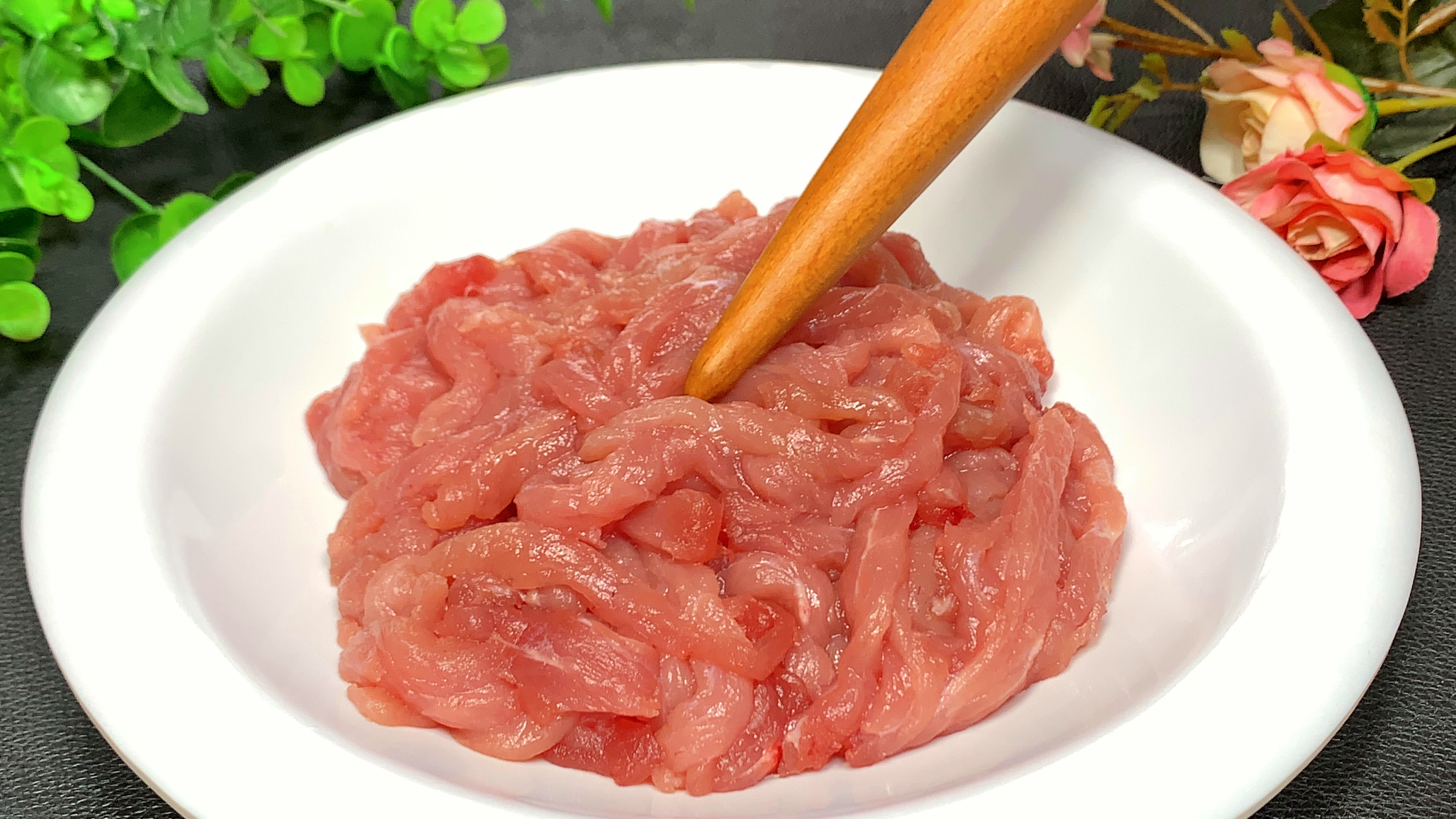 无论炒什么肉都不要直接下锅炒，教你做法诀窍，滑嫩入味不腥不柴