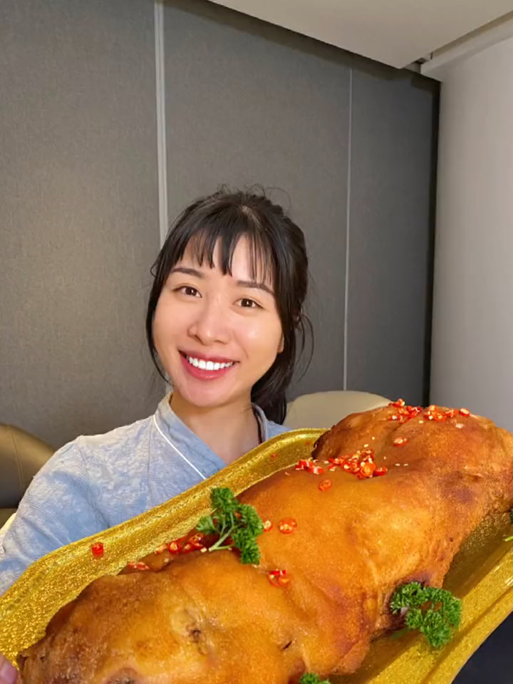 奕甜甜粉丝相亲第三期男加冰给我准备了二十斤的烤乳猪完成挑战