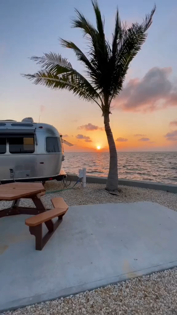 美国清风拖挂房车的驻车美景