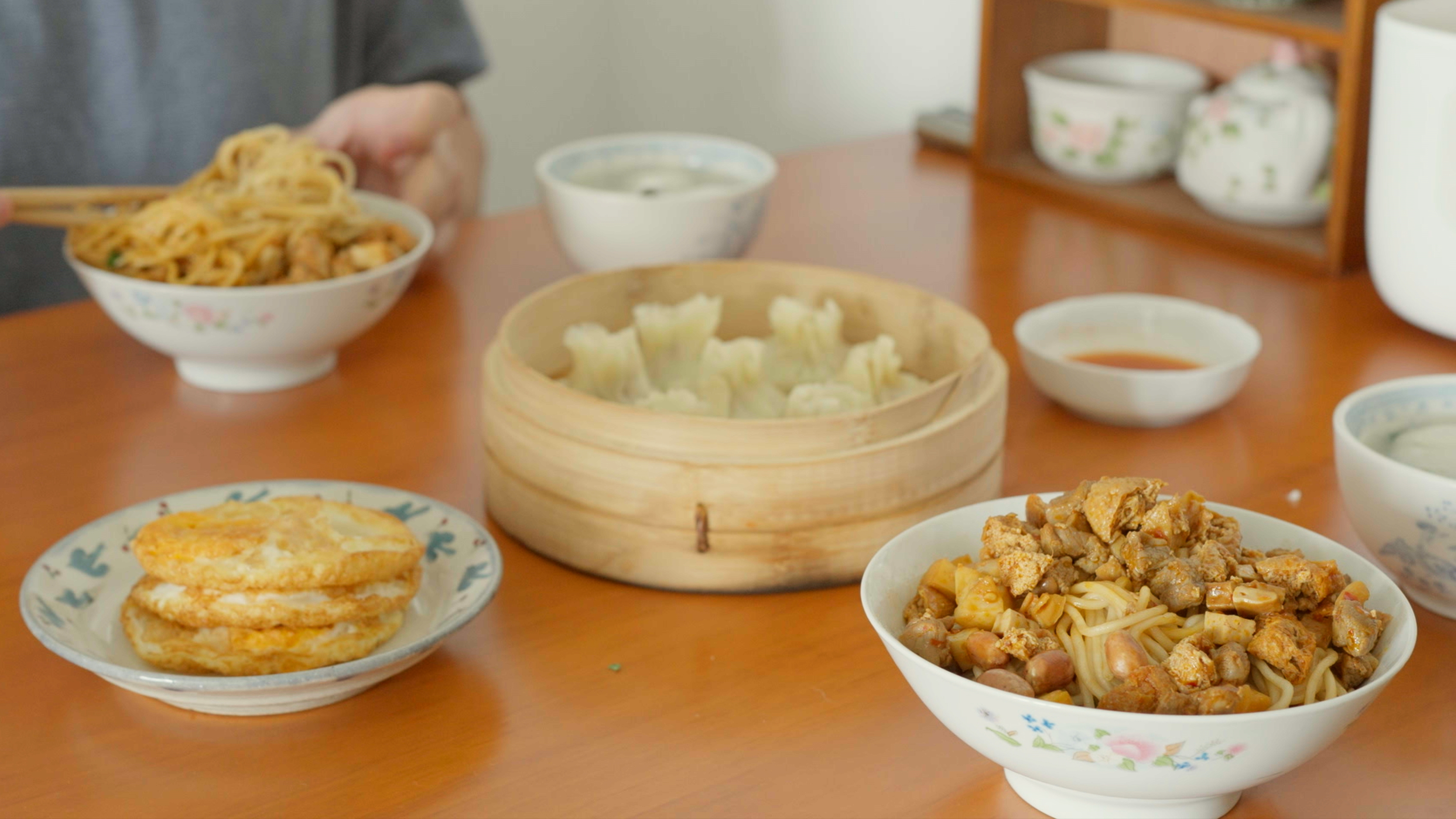 中式早餐|八宝酱丁做浇头,配着荷包蛋、烧麦、鱼丸汤,真的美味