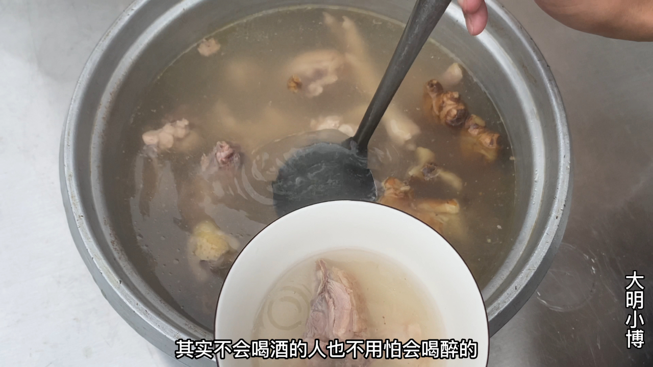广东湛江家家户户都会煲的补酒，煲鸡酒，功效多多坐月子妇女必吃