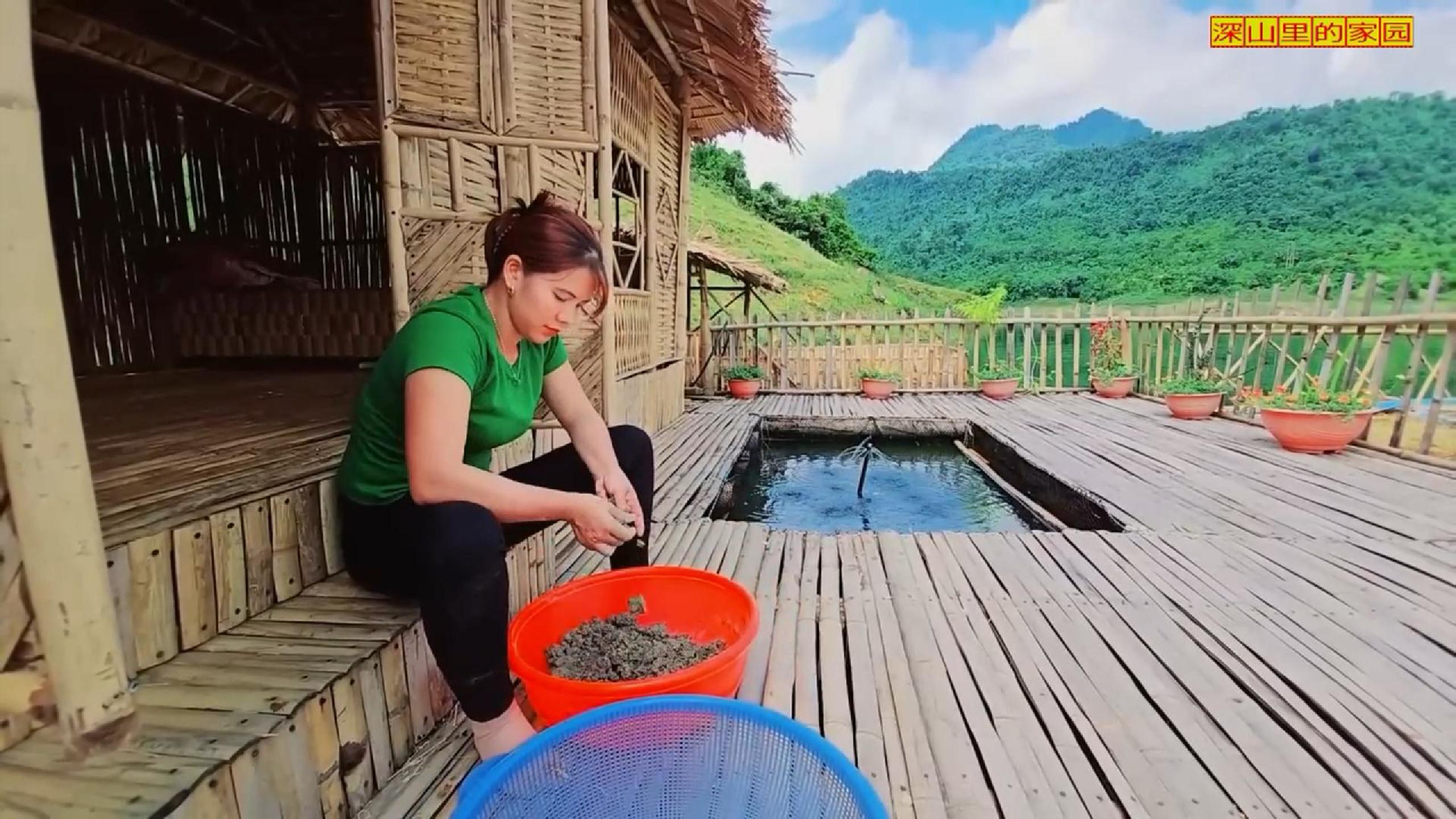 编织好虾笼,调制好饵料,然后沿湖布置好,就可以静等收获啦!