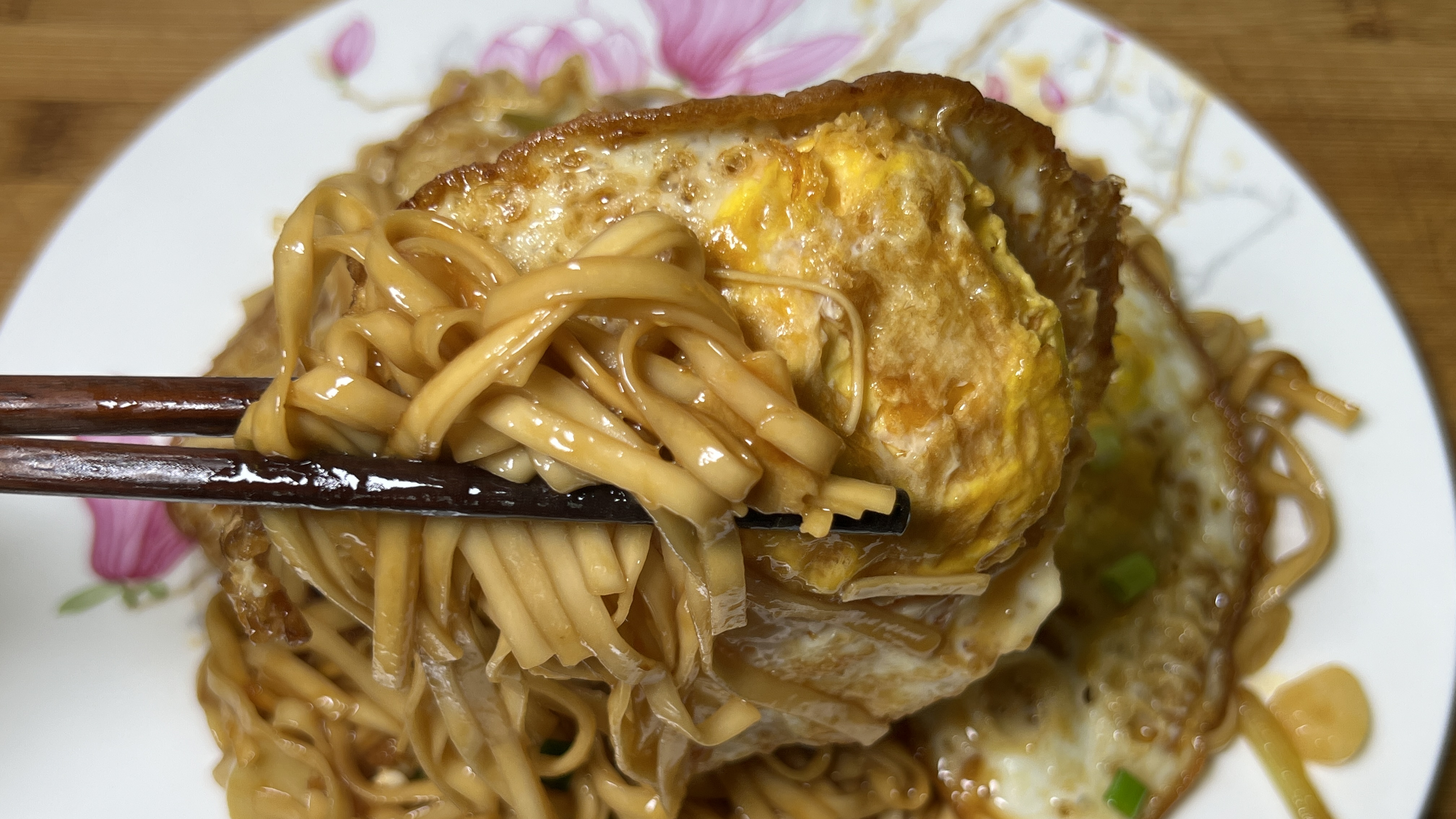 鸡蛋和干面条能做什么好吃的呢?在家这样做,鸡蛋焦香,面条劲道