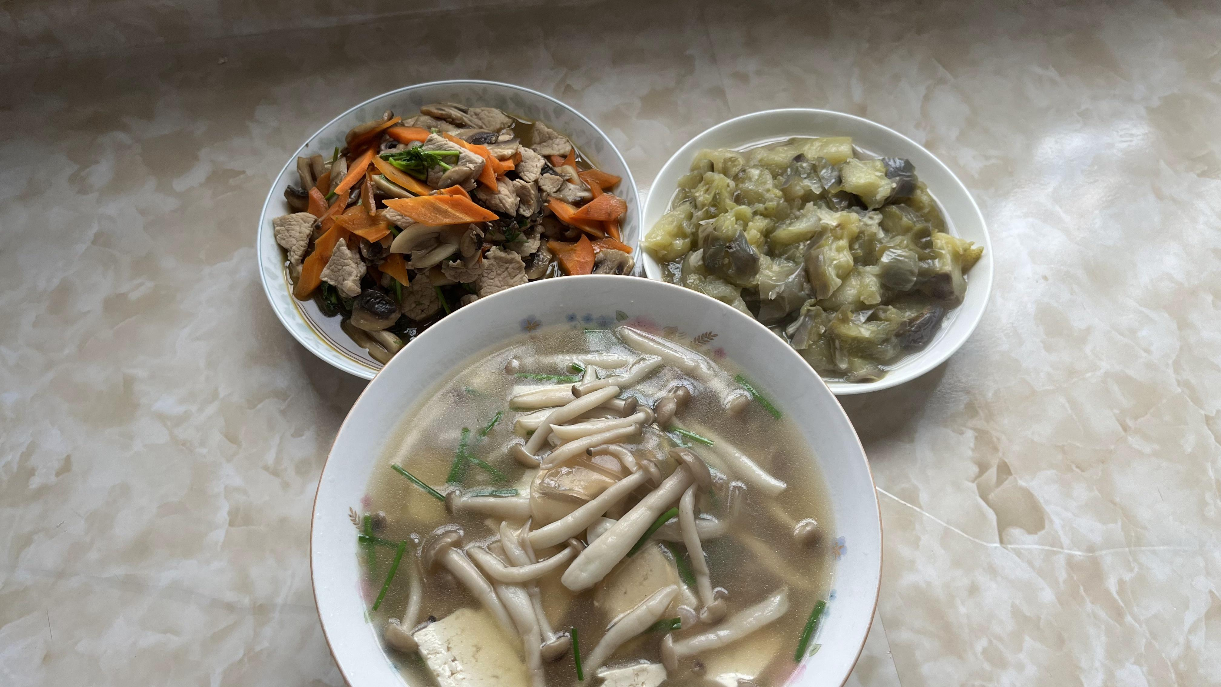 今天做个炒双孢菇和蟹味菇豆腐汤,好吃低脂还健康