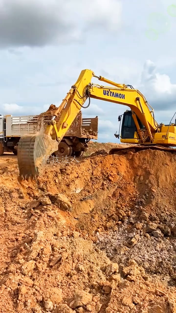挖机作业现场,围观群众直呼过瘾!