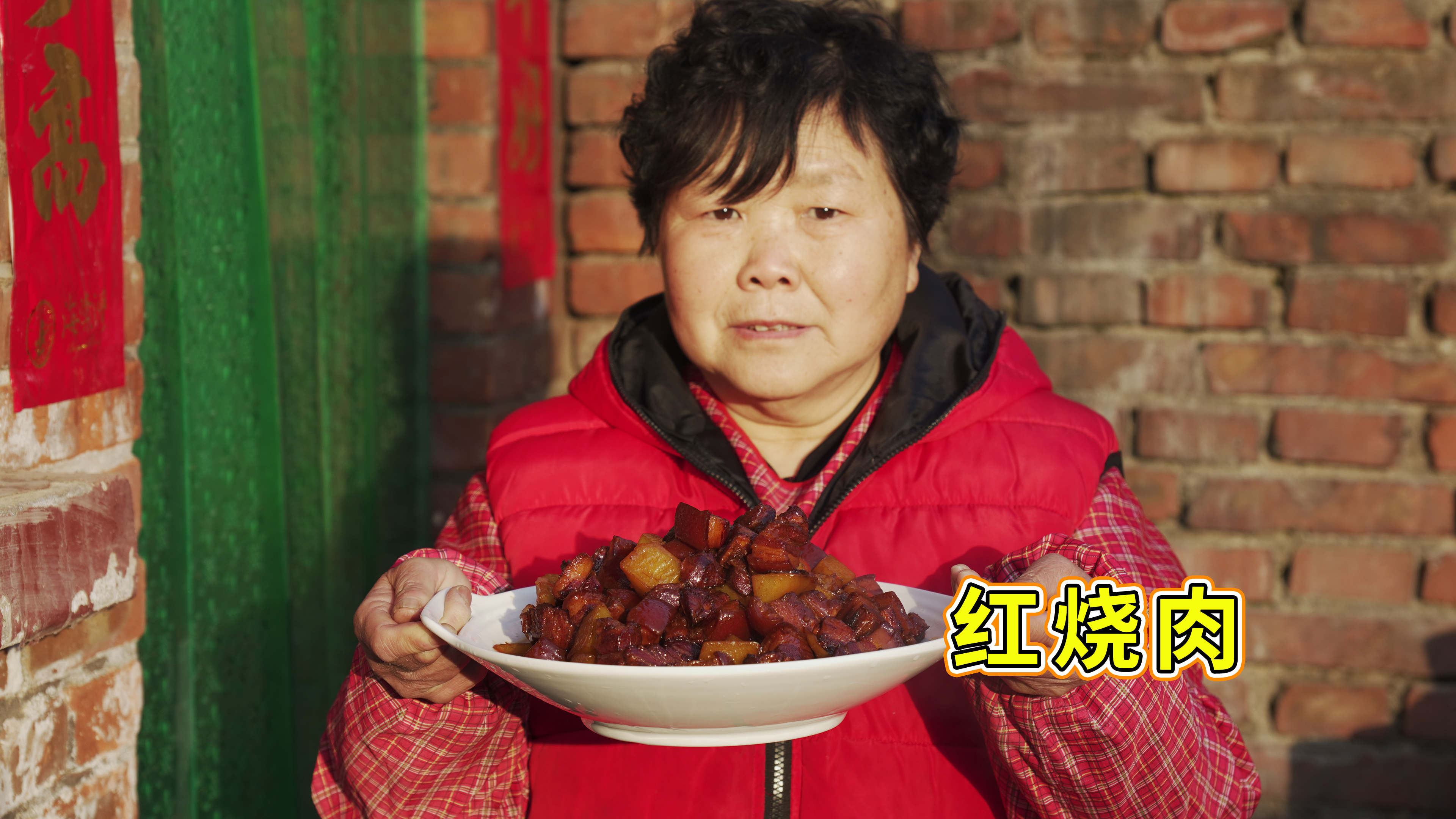 阿远老妈做道家常版红烧肉,颜色红亮看着就香,一人能吃两碗饭