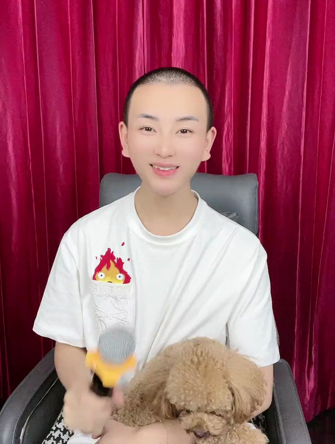 大家好,我是男扮女装的反串演员童美人,感谢大家的支持和关心