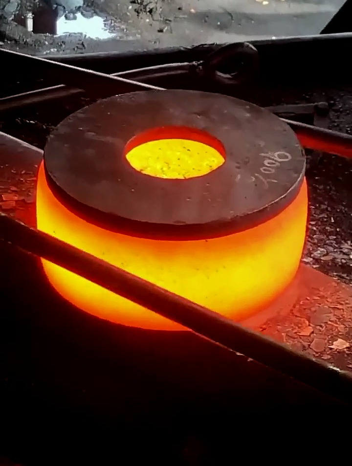 锻造一个中空形状的大铁块