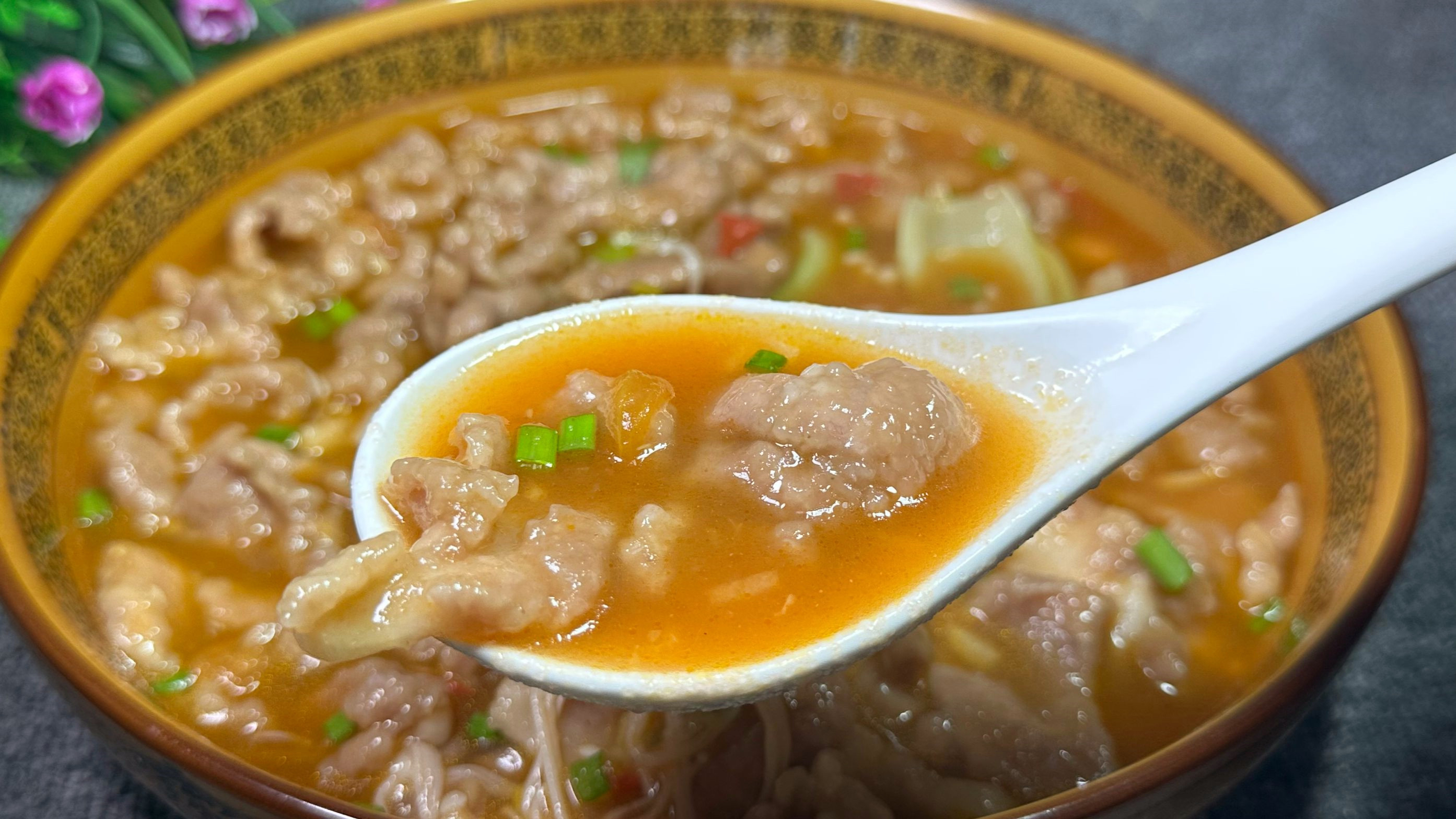 猪肉别炒着吃了,教你一个营养又好吃的做法,鲜香嫩滑,酸爽开胃
