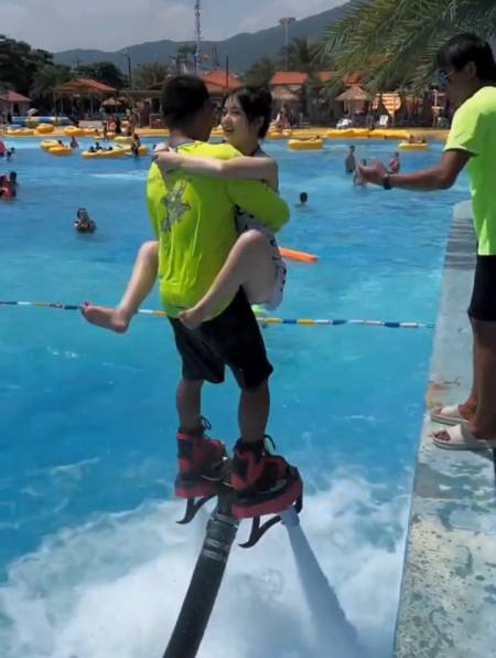 美女挑战水上飞人,不料教练直接公主抱,全场的男士都羡慕了!-度小视