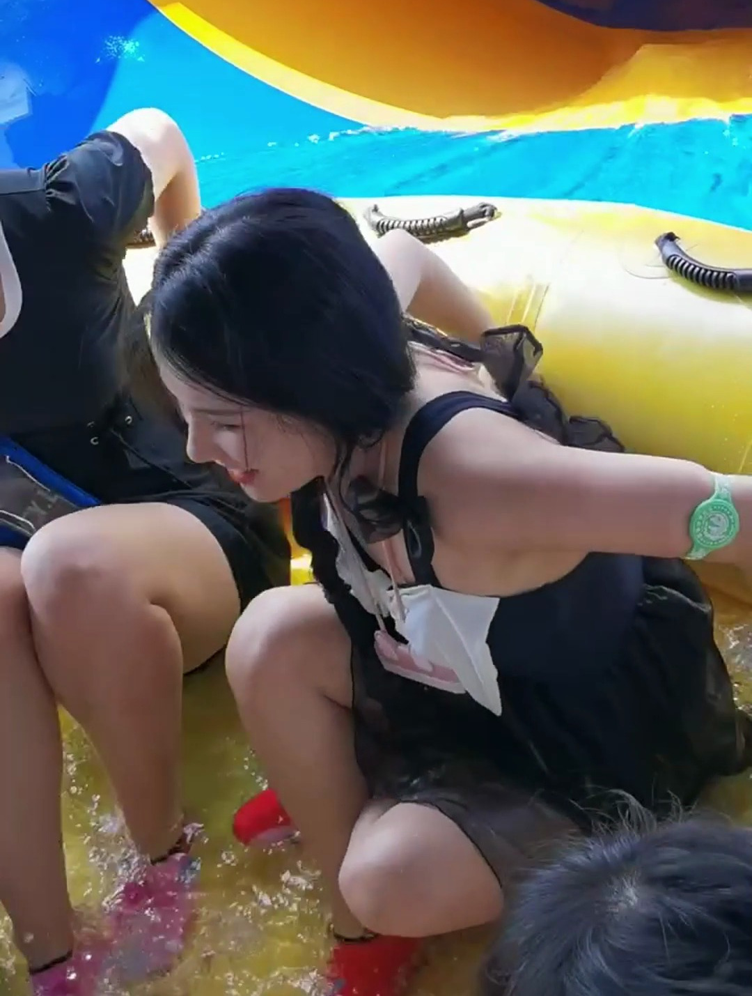 小姐姐来水上乐园玩冲浪,看这紧张的样子,就知道胆子不大-度小视