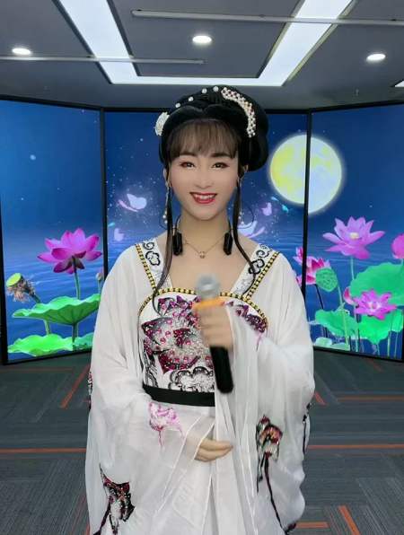 大家好,我是男扮女装的反串演员童美人,男唱女歌,送给大家-度小视