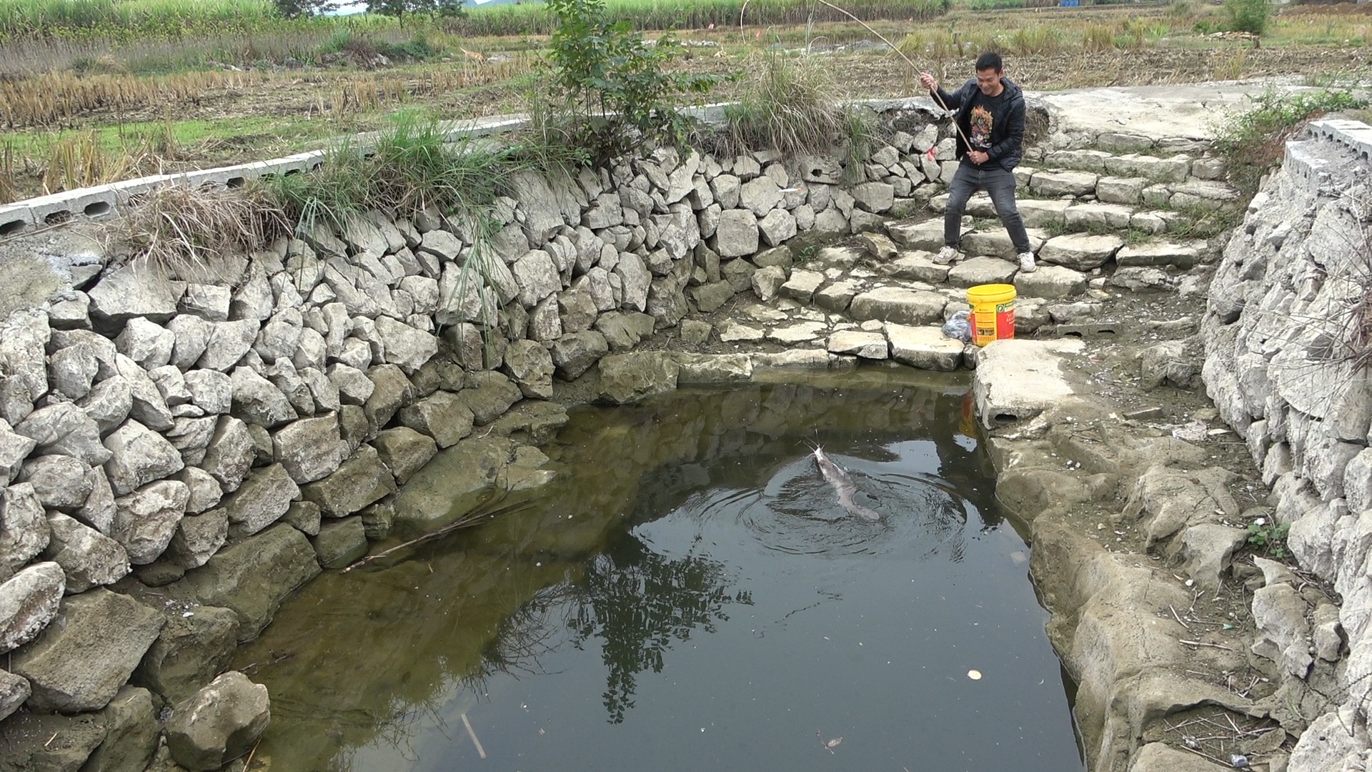 被困古潭里的鱼都饿疯了,阿琪野钓下竿就遇大货咬钩,看着都过瘾