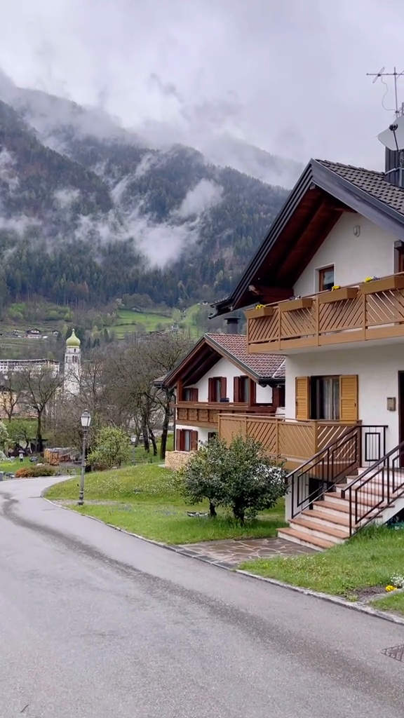 雨后的阿尔卑斯山小镇简单的美好