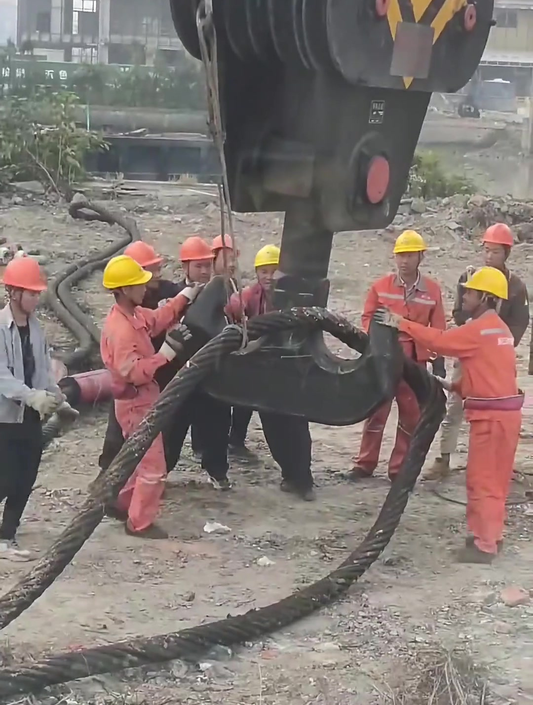 50吨吊车也只配吊根钢丝绳了!