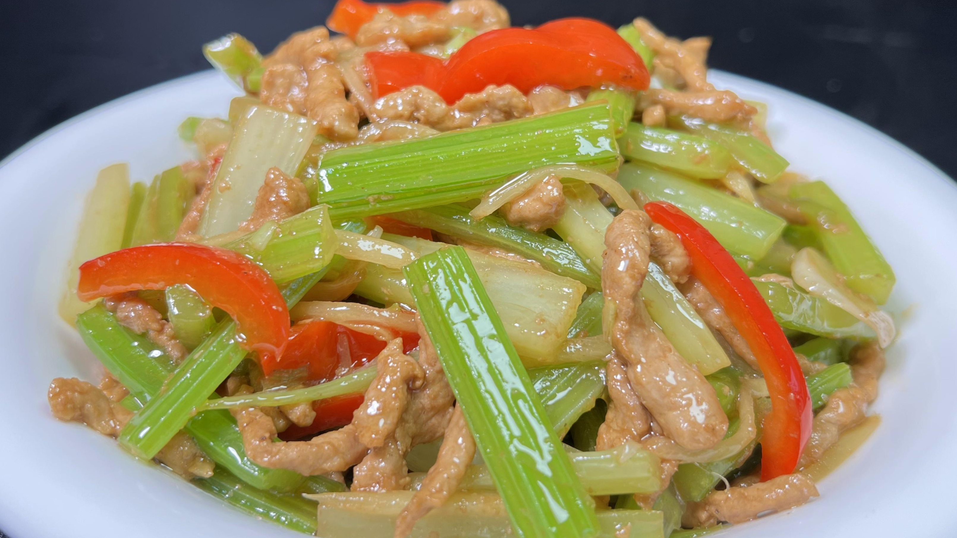 芹菜炒肉这样做才是最好吃,掌握三个技巧,芹菜不塞牙,肉丝滑嫩