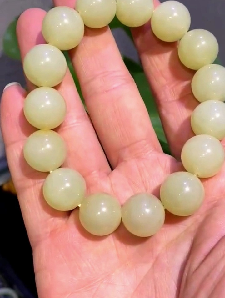 若羌黄口料手串,卡14. 15颗.料子细腻,结构均匀-度小视