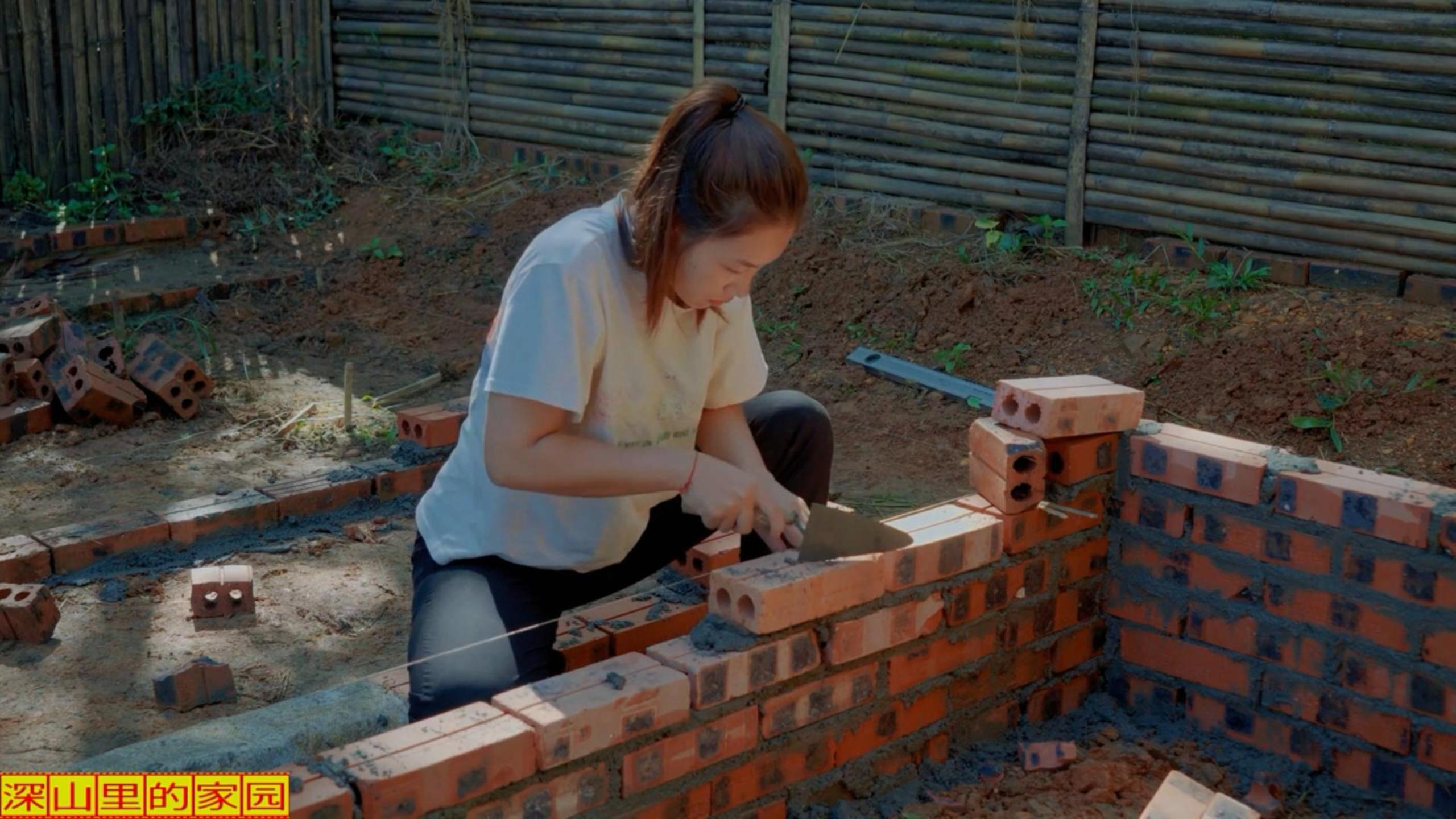 清理空地,砌制砖砌围栏!桃子的菜地升级尝试,会挨骂吗?