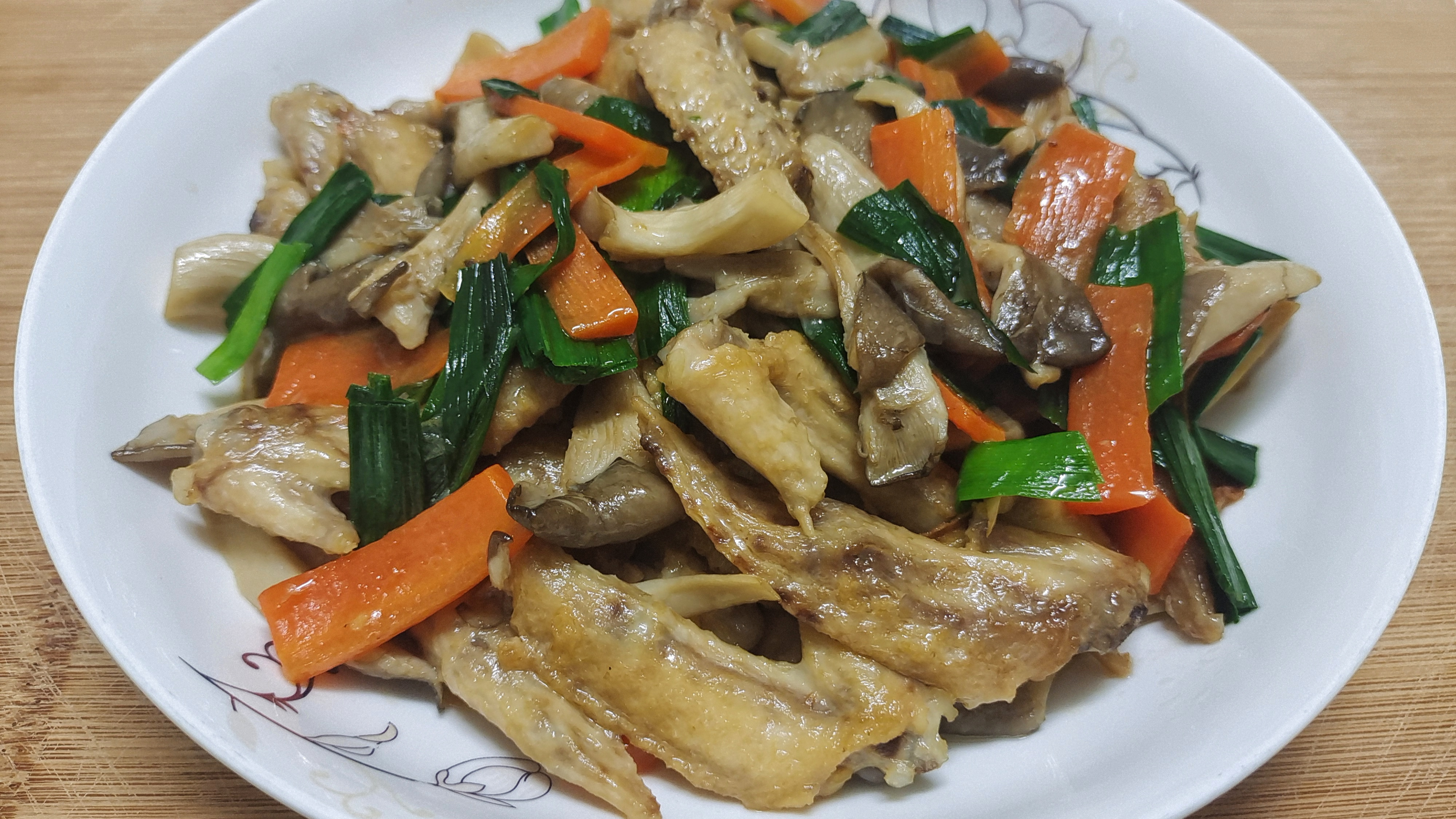 平菇鸡翅尖这样做下饭,鲜美滑嫩又入味